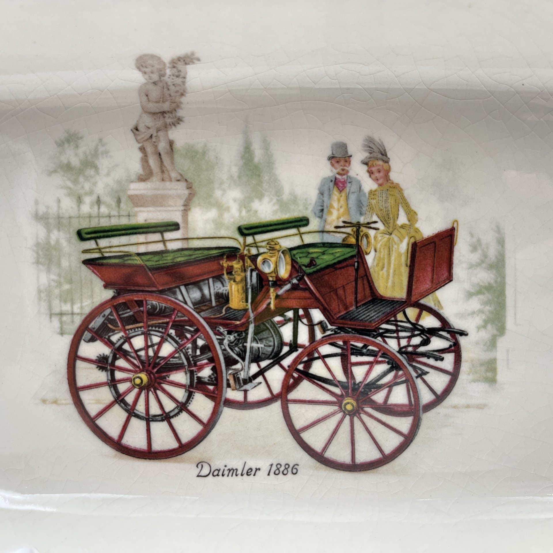 Лоток для мелочей, украшенный изображением автомобиля "Daimler 1886", фаянс, деколь, Западная Европа, 1950-1970 гг.