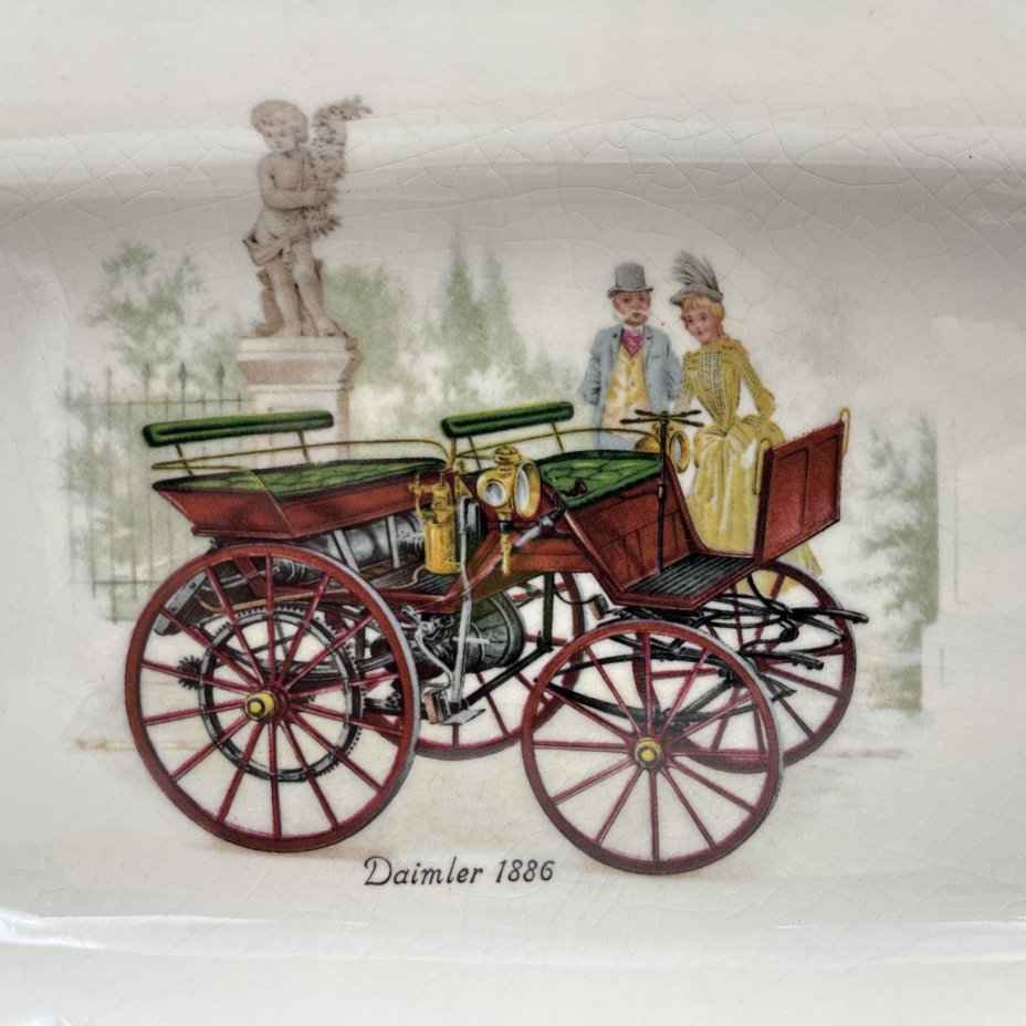 Лоток для мелочей, украшенный изображением автомобиля "Daimler 1886"