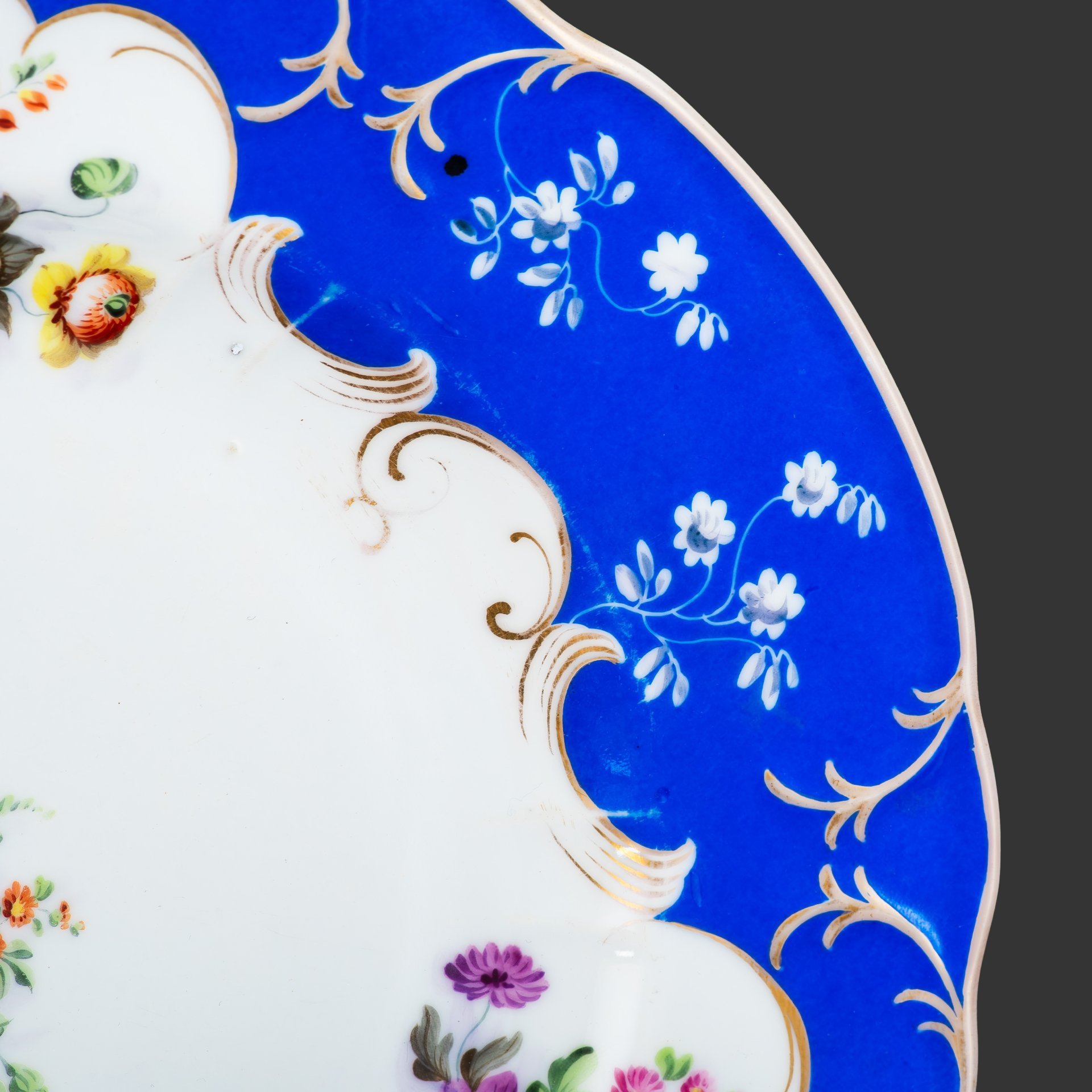 Тарелка обеденная из сервиза, фарфор, роспись, золочение, Фарфоровый завод А.Г. Попова, Российская империя, 1830-1860 гг.