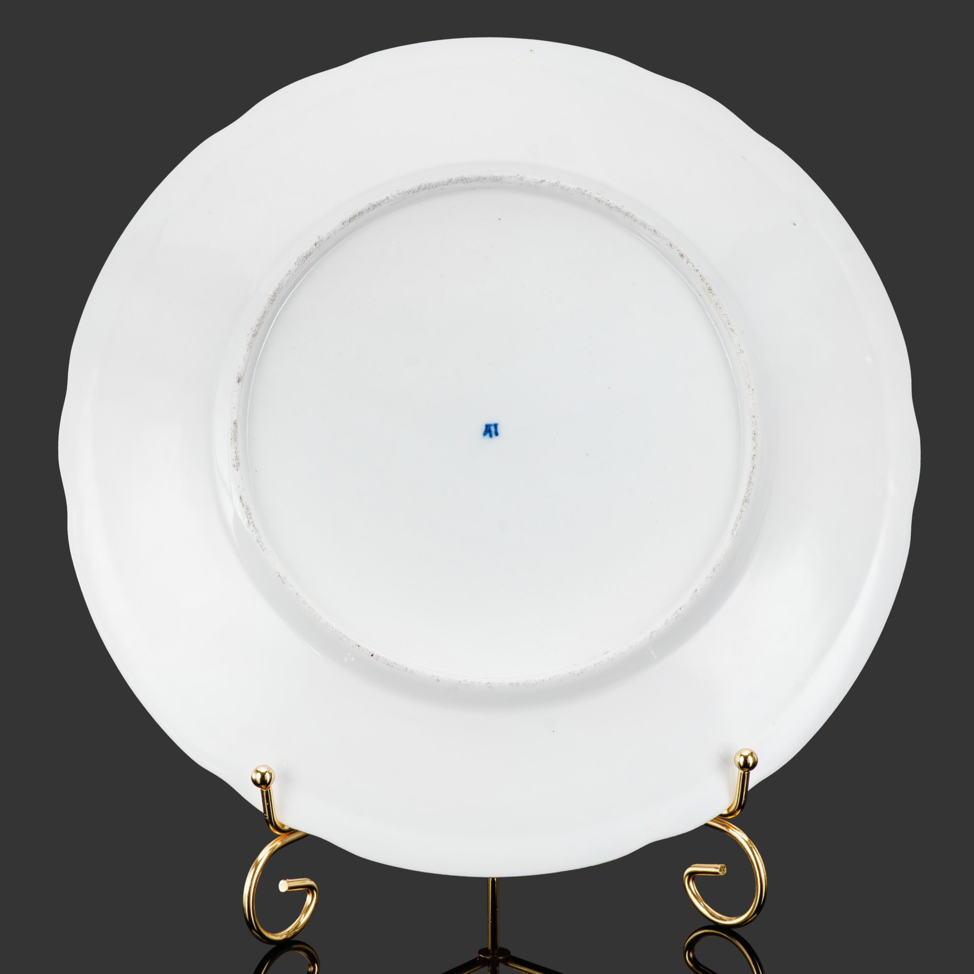 Тарелка обеденная из сервиза, фарфор, роспись, золочение, Фарфоровый завод А.Г. Попова, Российская империя, 1830-1860 гг.