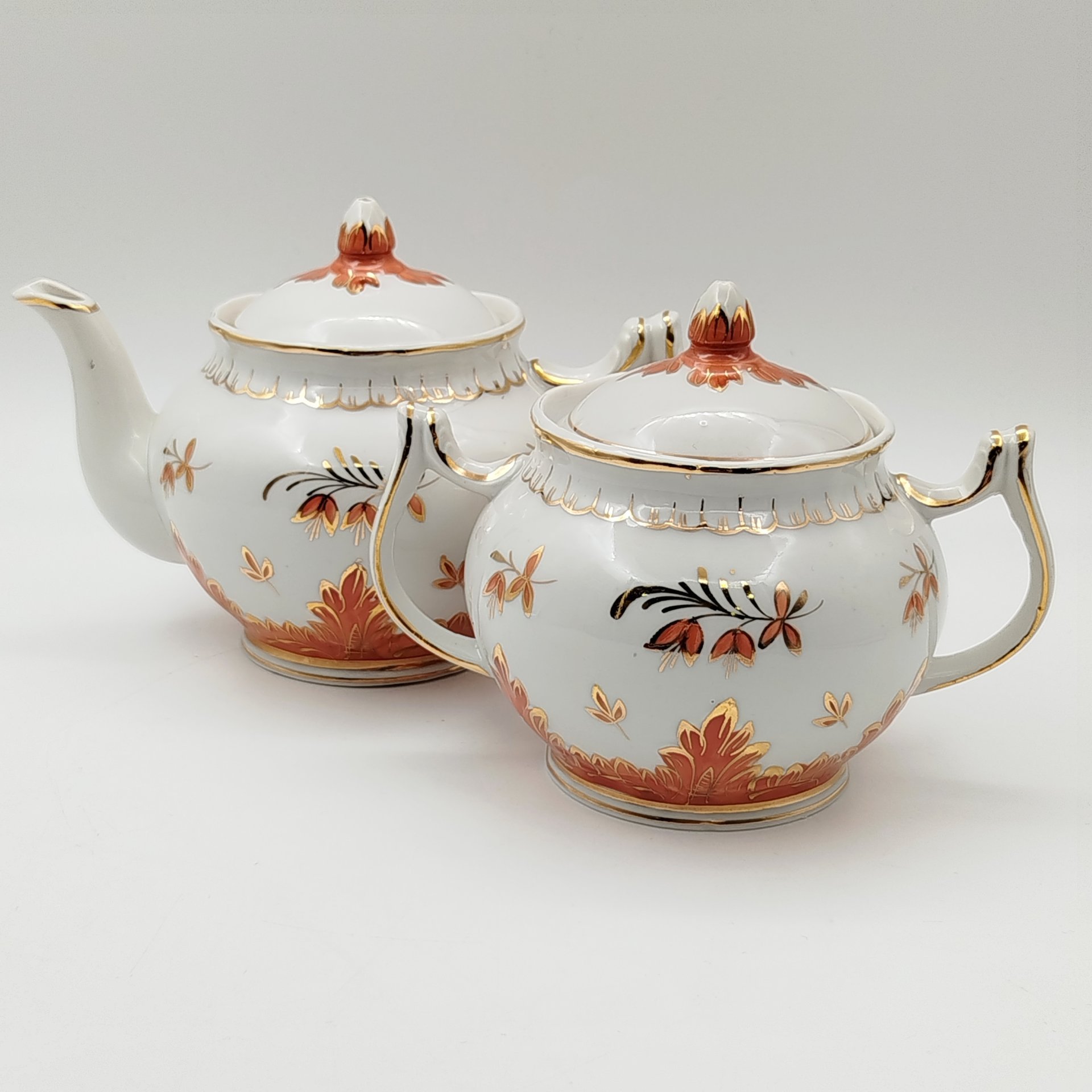 Чайник и сахарница из сервиза "Барбарис", автор Евгений Петрович Смирнов