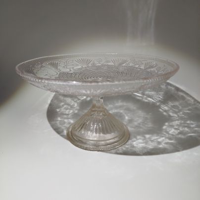 Ваза для фруктов на ножке (фруктовница), украшенная цветочным орнаментом, стекло, пресс, СССР, 150-1930 гг.