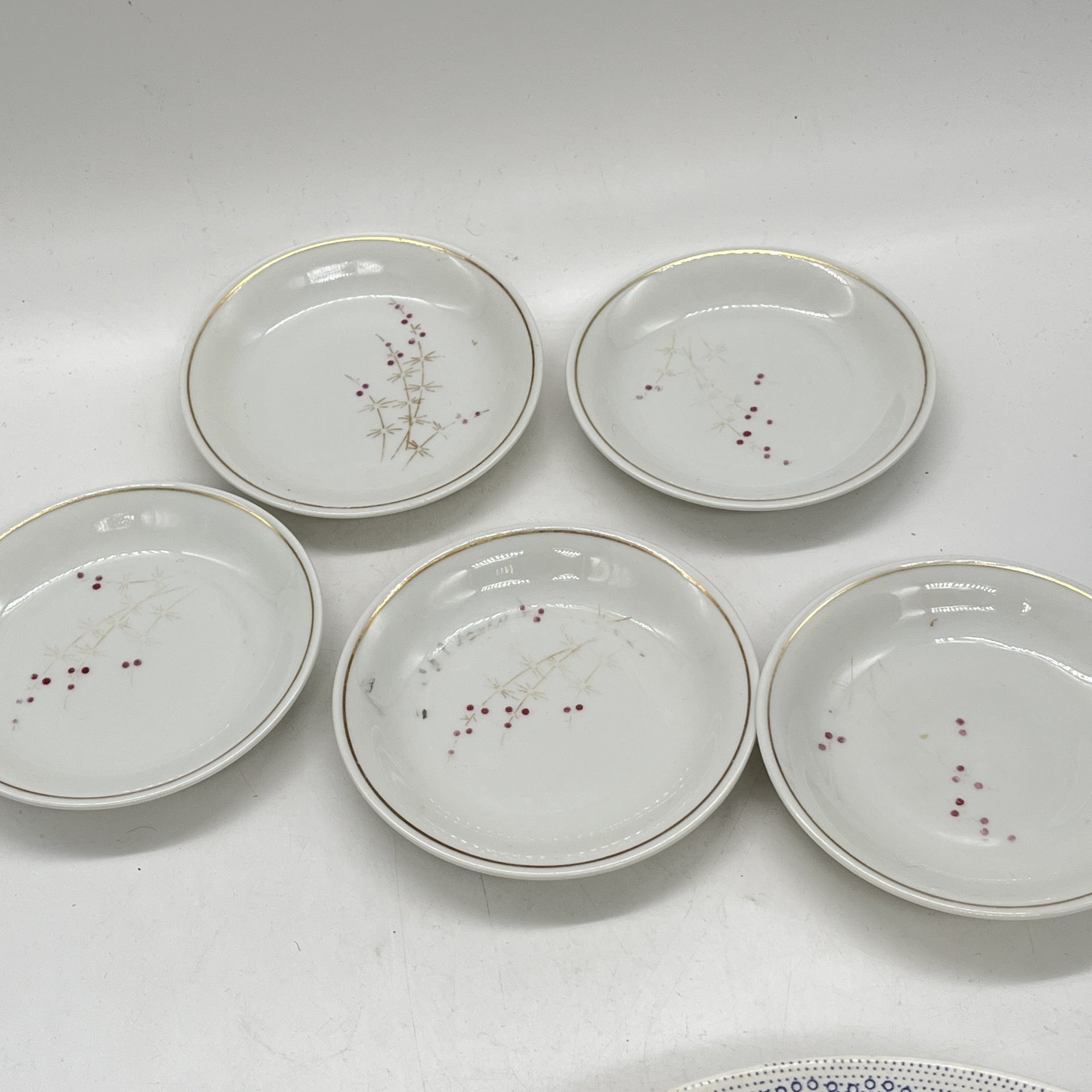Набор из 5 блюдец с растительным декором, фарфор, деколь, золочение, Volkstedt Beyer & Bock, ГДР, 1960-1980 гг.