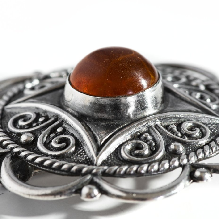 Брошь в балтийском стиле (сакта) с полукруглой вставкой из янтаря, Артель «Rīgas Gravieris» (Ригас Гравиерис)