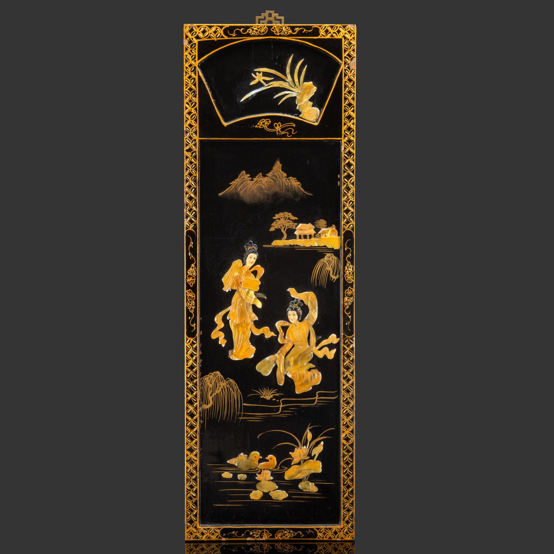 Панно "Китайские красавицы в саду", папье-маше, композитный материал, лак, резьба, тонировка, металл, Китай, 1960-1980 гг.
