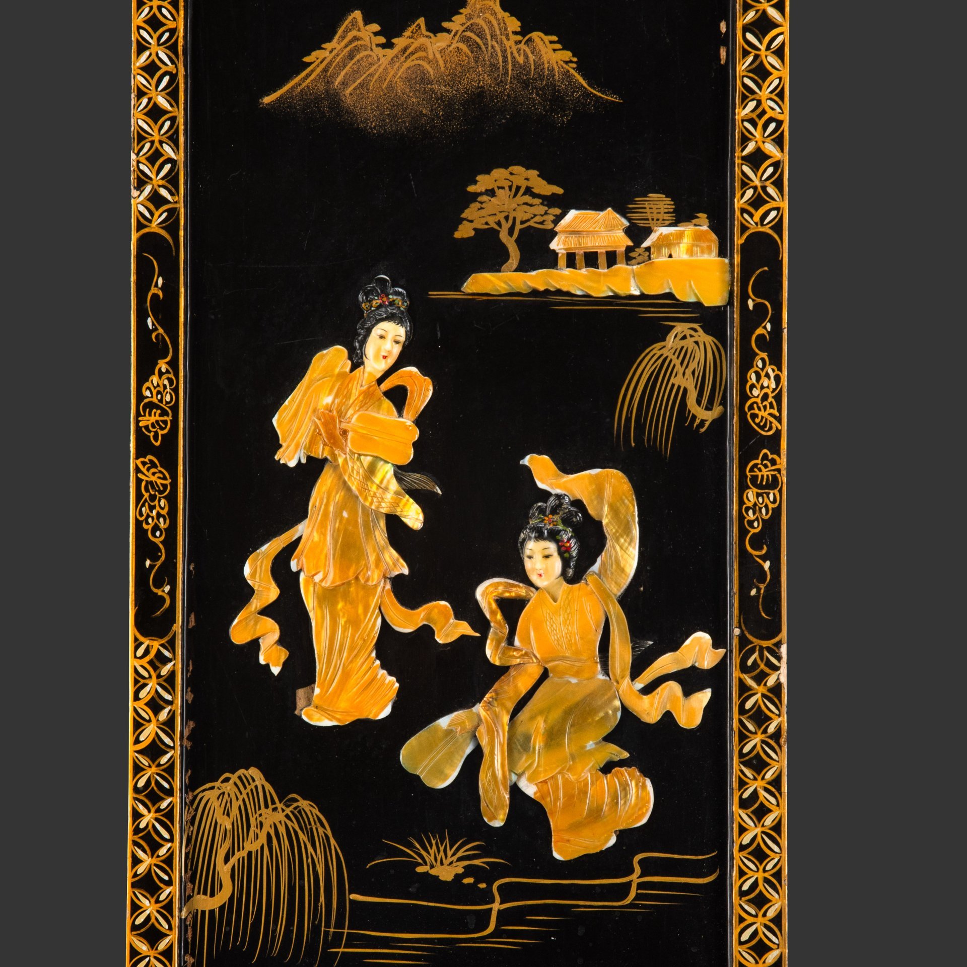 Панно "Китайские красавицы в саду", папье-маше, композитный материал, лак, резьба, тонировка, металл, Китай, 1960-1980 гг.