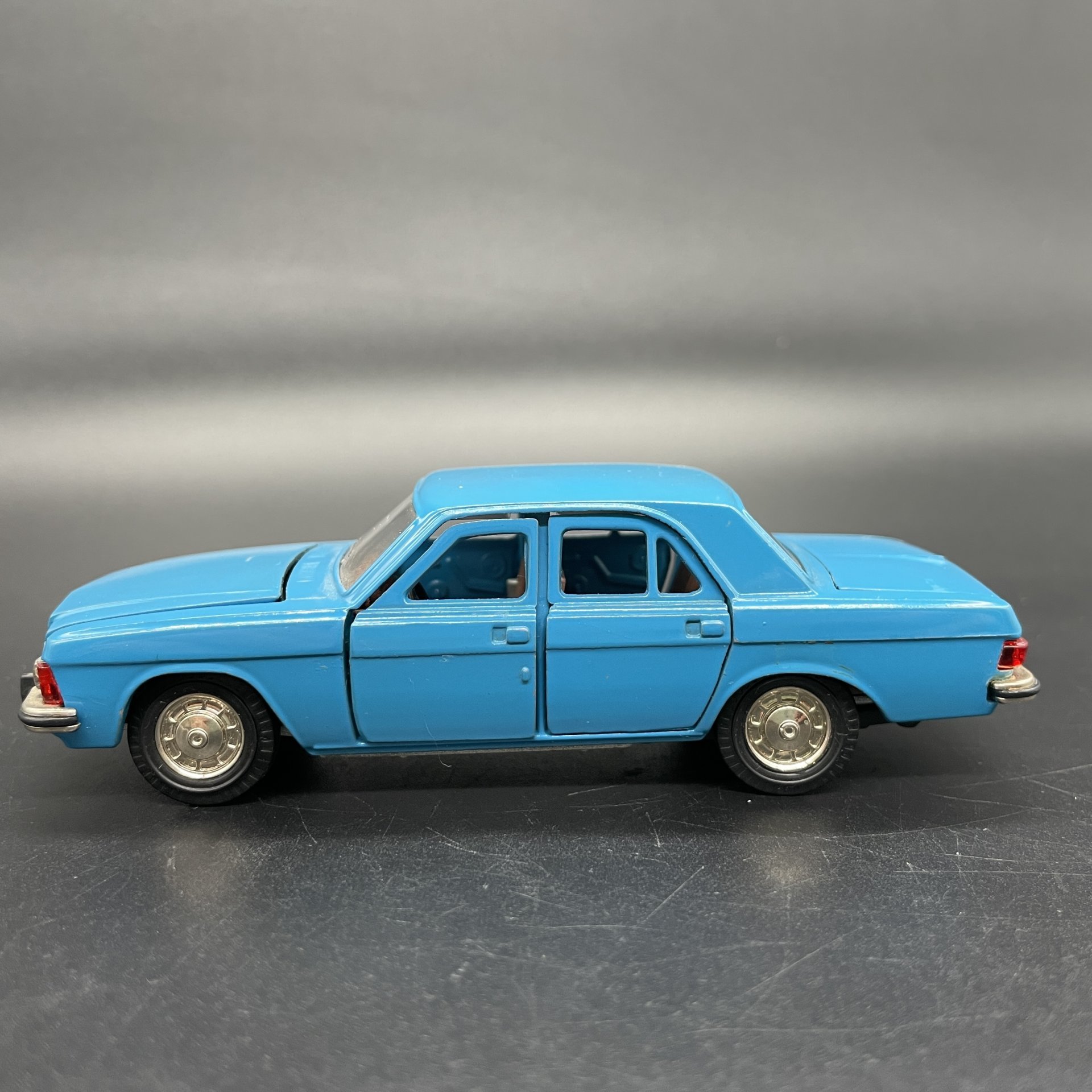 Модель автомобиля "ГАЗ 3102" (Волга)