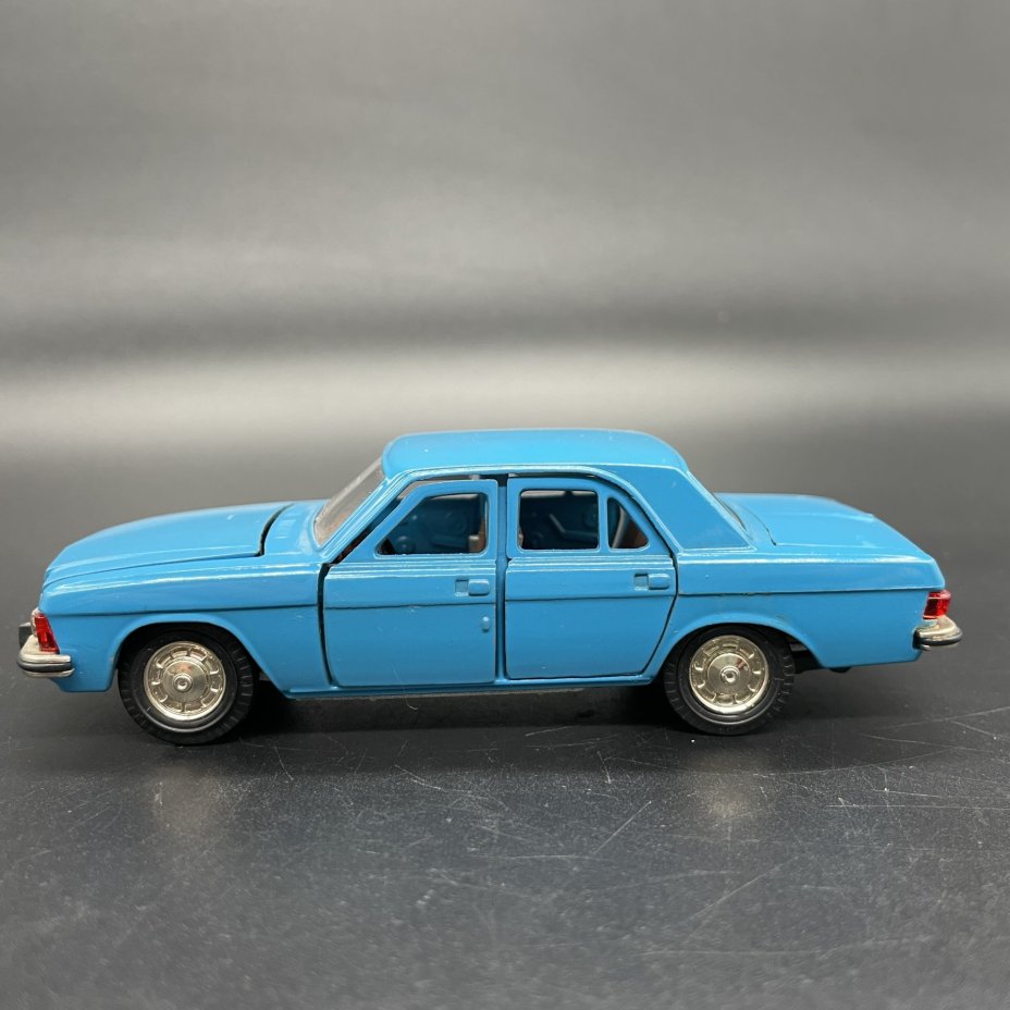 Модель автомобиля "ГАЗ 3102" (Волга)