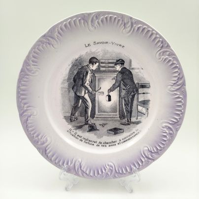 Тарелка декоративная из серии "Le savoir-vivre", надпись "11 - IL est indiscrèt de chercher a connaitre la situation de fortune de ses amis et connaissances." ("11- Неблагоразумно пытаться узнать финансовое положение своих друзей и знакомых"), фаянс