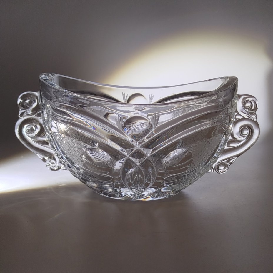 Салатник (конфетница) с двумя ручками по бокам и рельефным декором