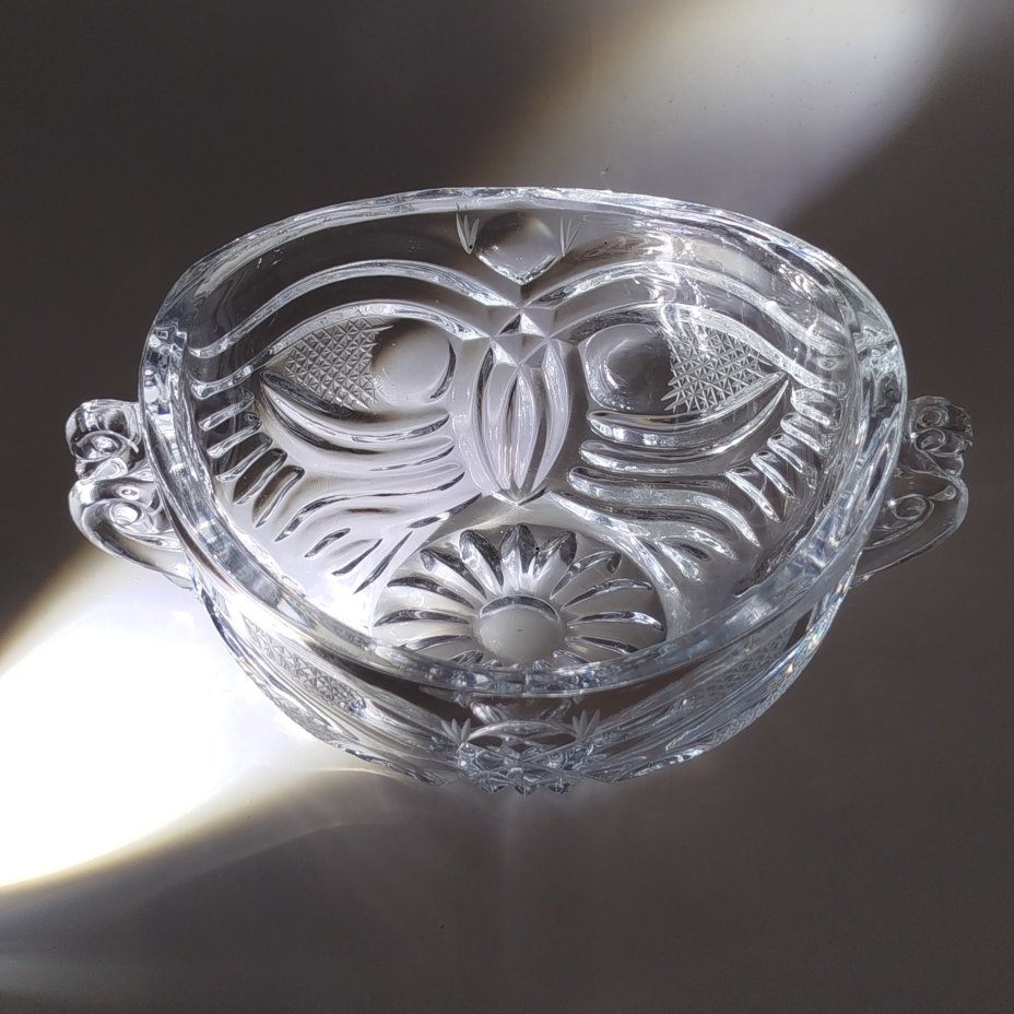 Салатник (конфетница) с двумя ручками по бокам и рельефным декором