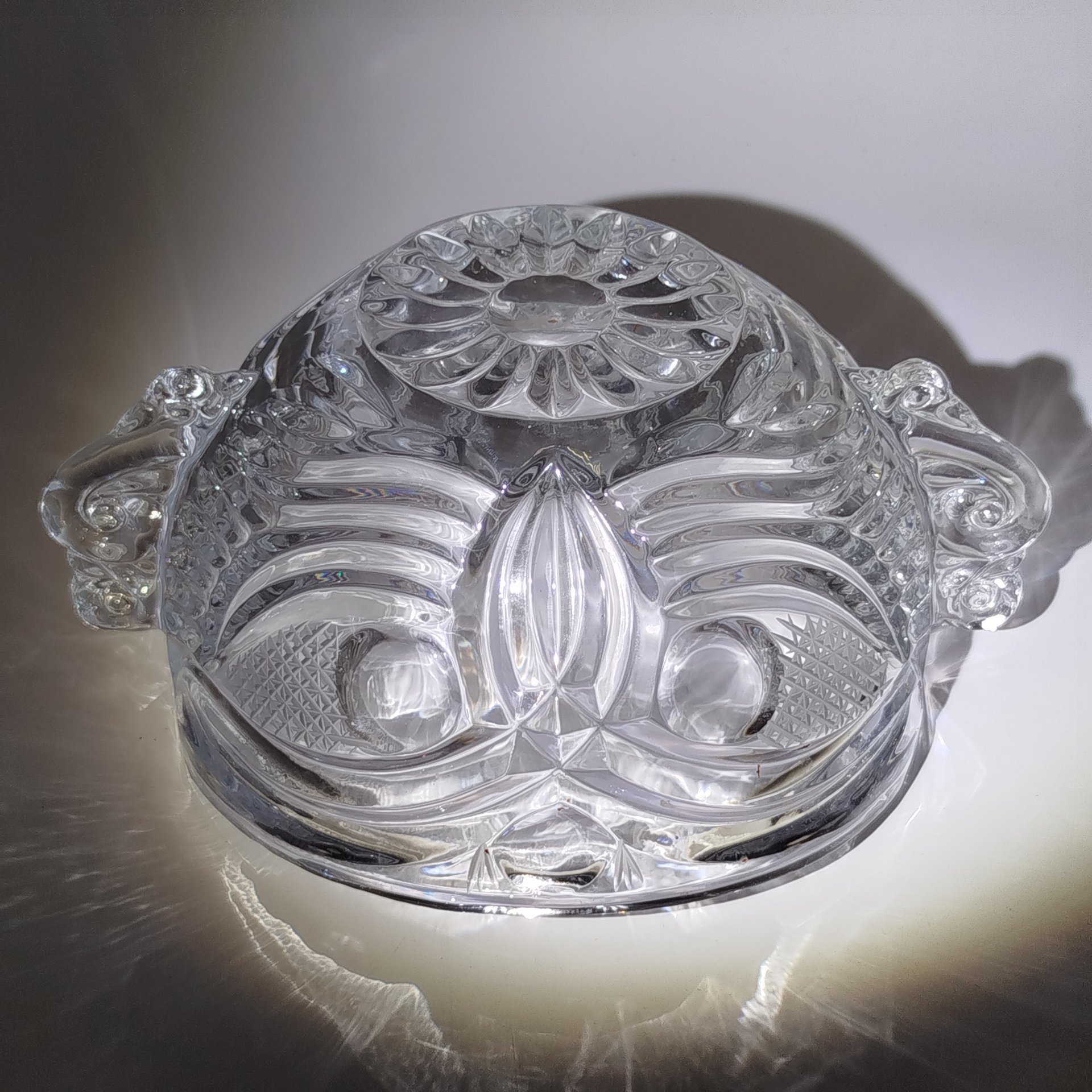 Салатник (конфетница) с двумя ручками по бокам и рельефным декором, хрусталь, пресс, Россия, 1980-2000 гг.