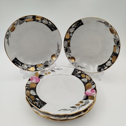 Набор блюдец и десертных тарелок (5 предметов в подборе) из сервиза "Роза в вечернем саду", форма "Тюльпан", автор формы С.Е. Яковлева, автор росписи Л.Р. Афанасьева, фарфор, роспись, деколь, золочение, Ленинградский фарфоровый завод (ЛФЗ), СССР, 1986-1991 гг.