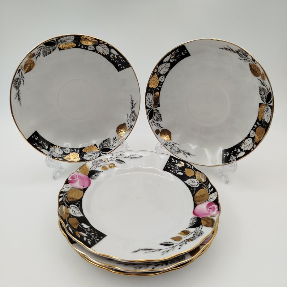 Набор блюдец и десертных тарелок (5 предметов в подборе) из сервиза "Роза в вечернем саду", форма "Тюльпан", автор формы С.Е. Яковлева, автор росписи Л.Р. Афанасьева, фарфор, роспись, деколь, золочение, Ленинградский фарфоровый завод (ЛФЗ), СССР, 1986-1991 гг.