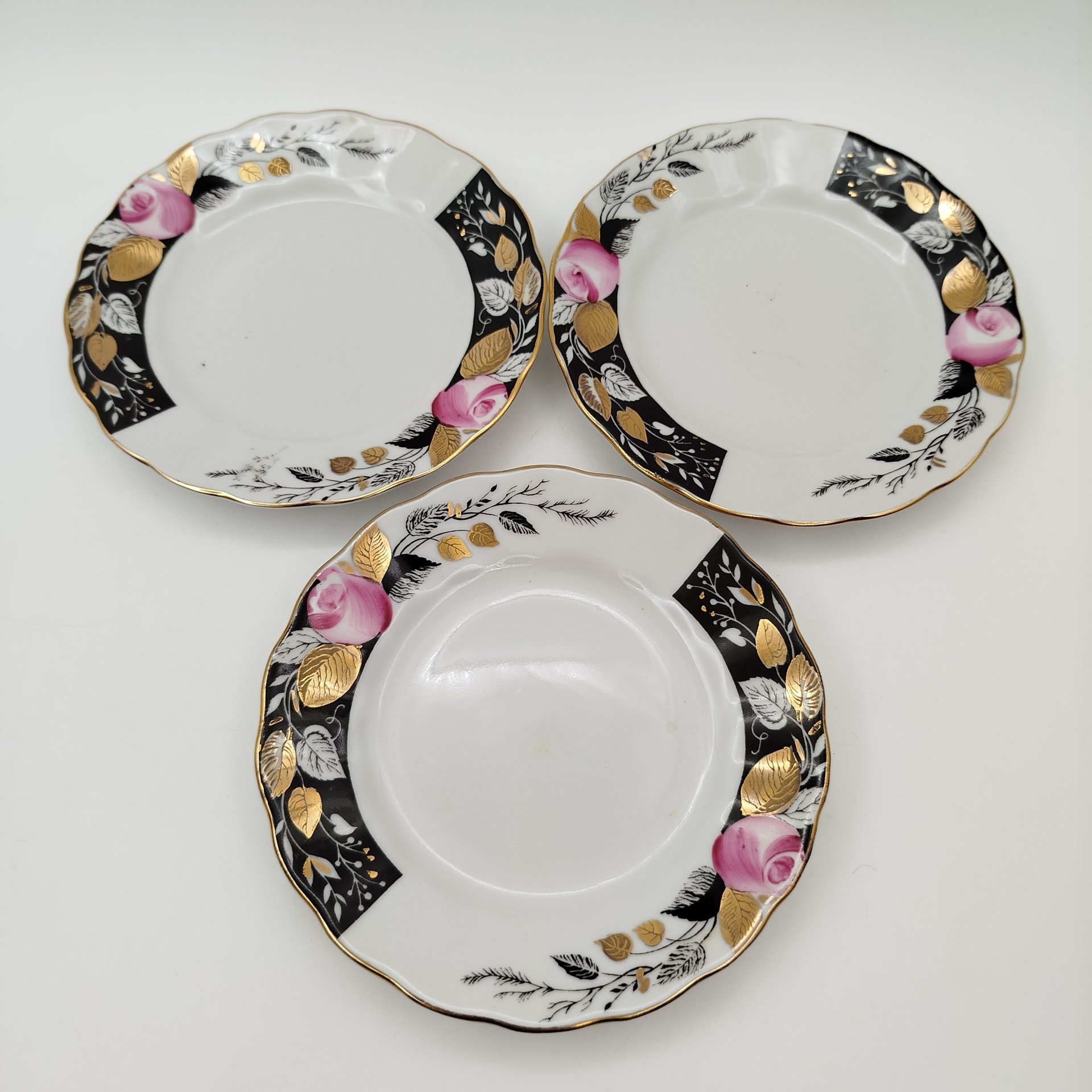 Набор блюдец и десертных тарелок (5 предметов в подборе) из сервиза "Роза в вечернем саду", форма "Тюльпан", автор формы С.Е. Яковлева, автор росписи Л.Р. Афанасьева, фарфор, роспись, деколь, золочение, Ленинградский фарфоровый завод (ЛФЗ), СССР, 1986-1991 гг.