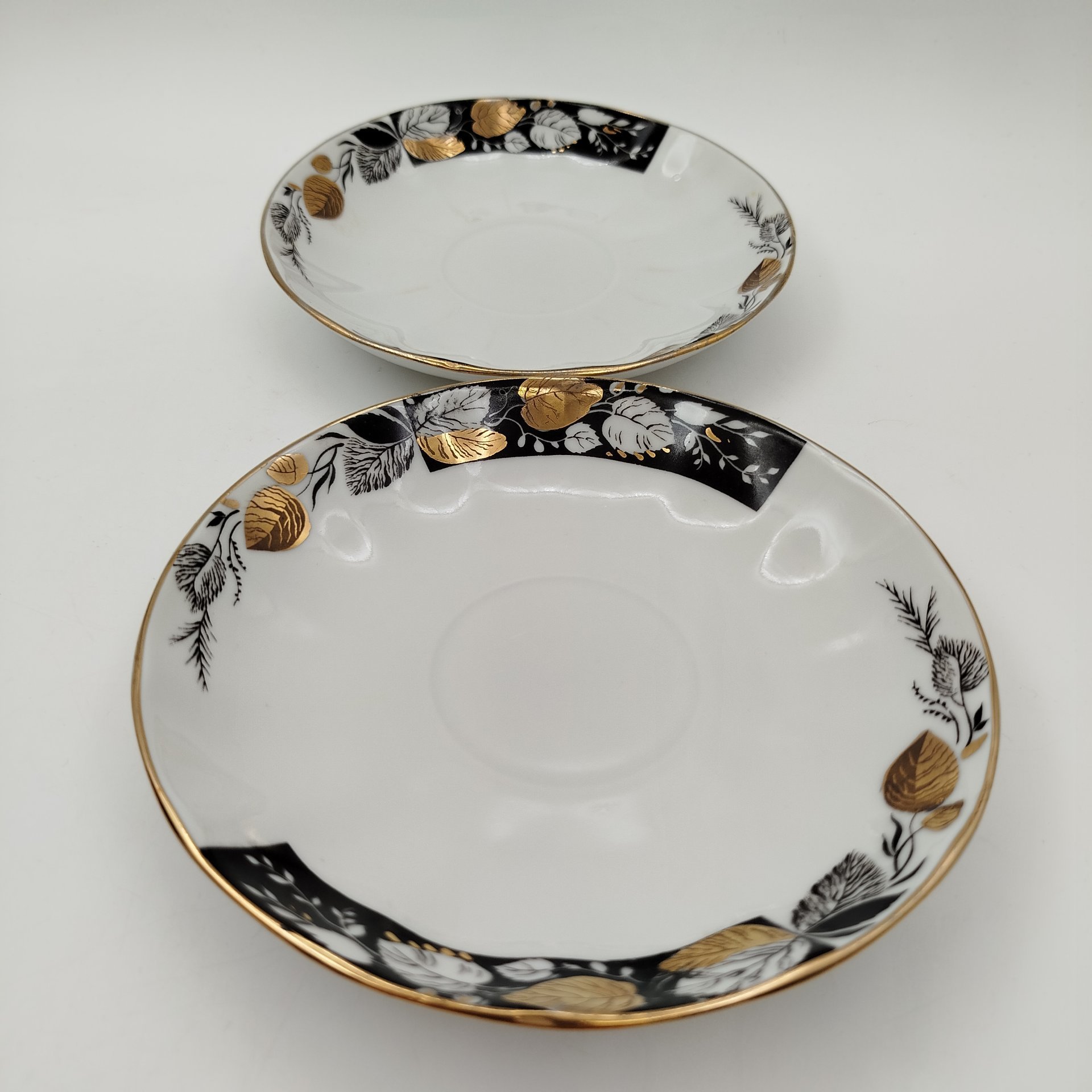 Набор блюдец и десертных тарелок (5 предметов в подборе) из сервиза "Роза в вечернем саду", форма "Тюльпан", автор формы С.Е. Яковлева, автор росписи Л.Р. Афанасьева, фарфор, роспись, деколь, золочение, Ленинградский фарфоровый завод (ЛФЗ), СССР, 1986-1991 гг.