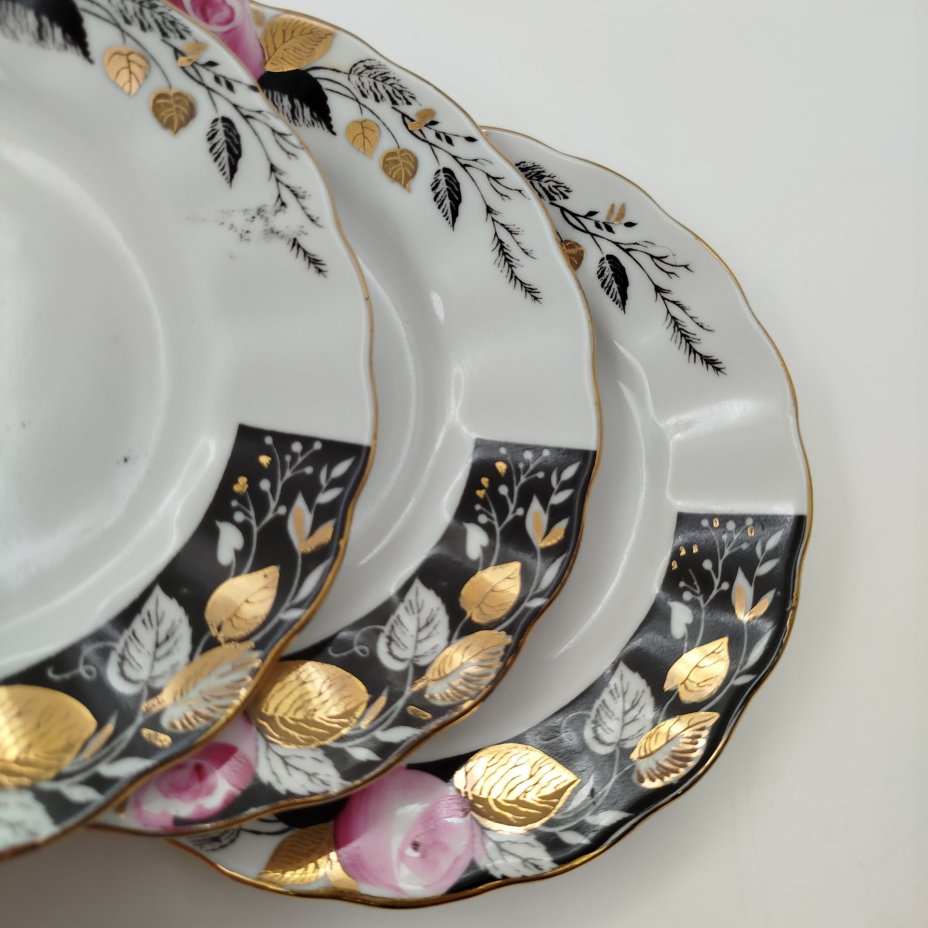 Набор блюдец и десертных тарелок (5 предметов в подборе) из сервиза "Роза в вечернем саду", форма "Тюльпан", автор формы С.Е. Яковлева, автор росписи Л.Р. Афанасьева