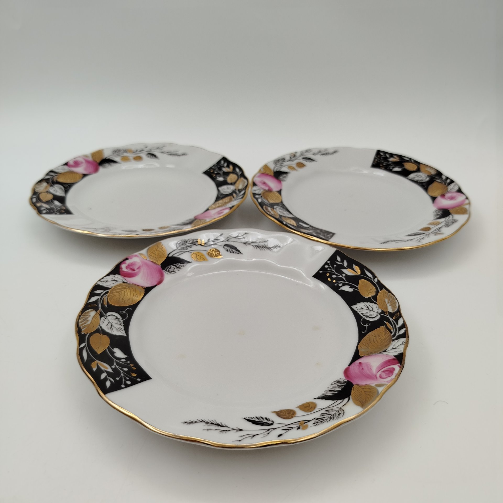 Набор блюдец и десертных тарелок (5 предметов в подборе) из сервиза "Роза в вечернем саду", форма "Тюльпан", автор формы С.Е. Яковлева, автор росписи Л.Р. Афанасьева, фарфор, роспись, деколь, золочение, Ленинградский фарфоровый завод (ЛФЗ), СССР, 1986-1991 гг.