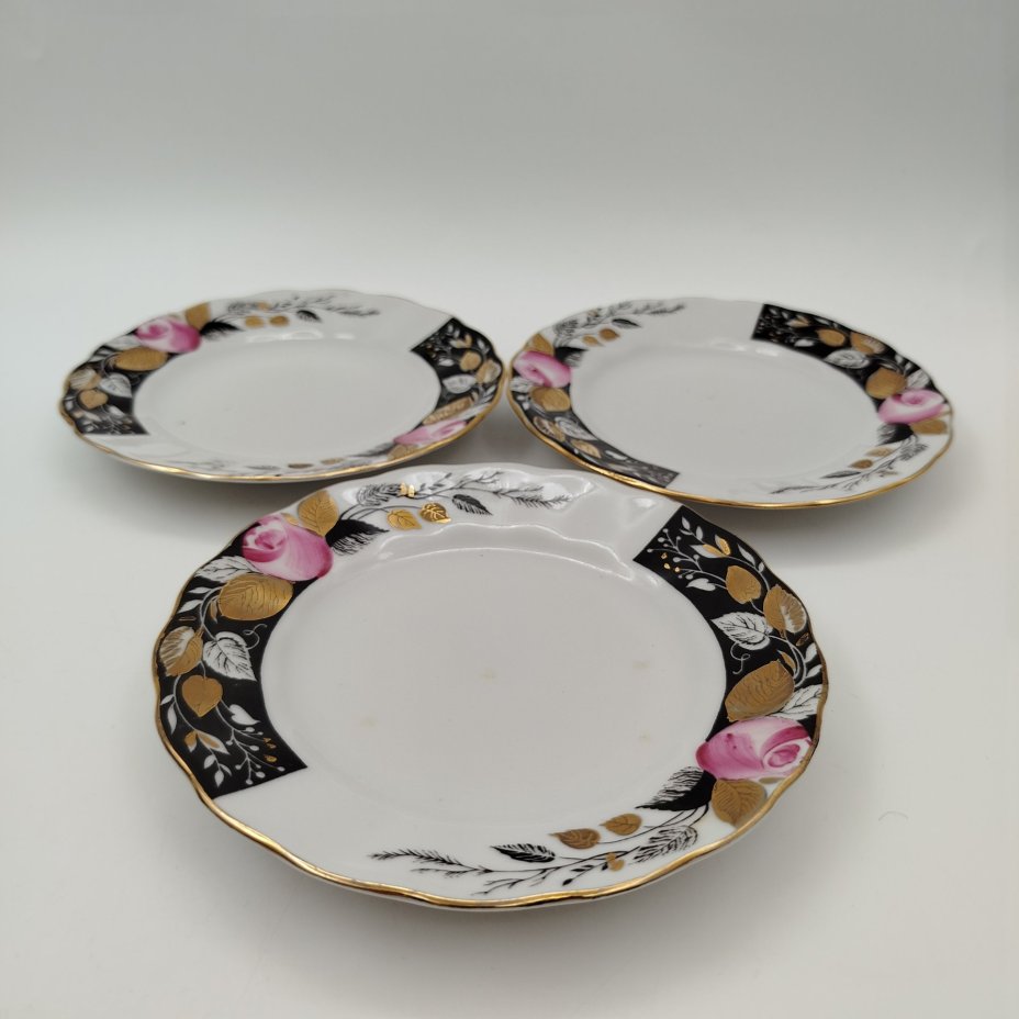 Набор блюдец и десертных тарелок (5 предметов в подборе) из сервиза "Роза в вечернем саду", форма "Тюльпан", автор формы С.Е. Яковлева, автор росписи Л.Р. Афанасьева