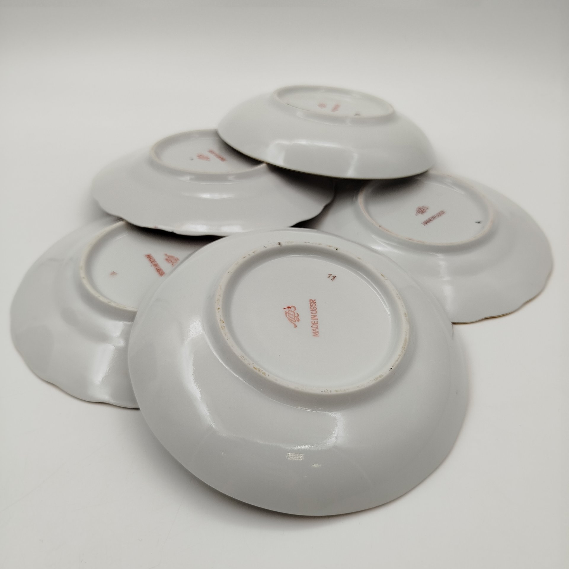 Набор блюдец и десертных тарелок (5 предметов в подборе) из сервиза "Роза в вечернем саду", форма "Тюльпан", автор формы С.Е. Яковлева, автор росписи Л.Р. Афанасьева, фарфор, роспись, деколь, золочение, Ленинградский фарфоровый завод (ЛФЗ), СССР, 1986-1991 гг.