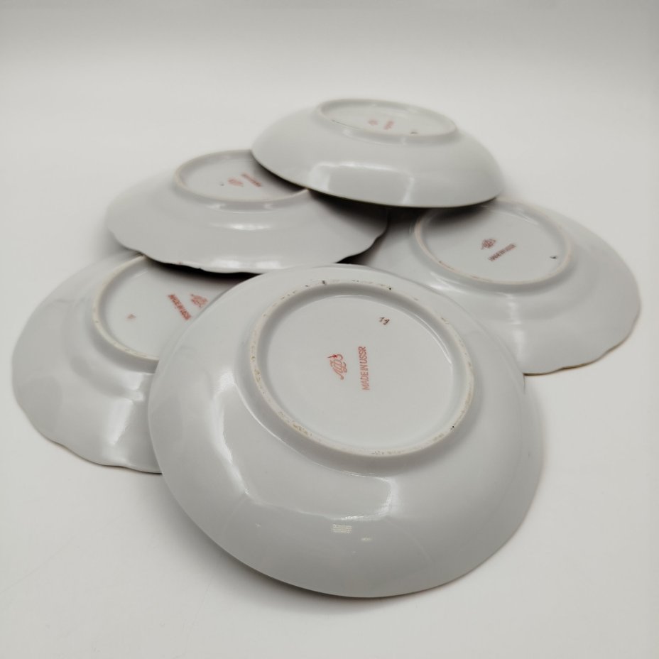 Набор блюдец и десертных тарелок (5 предметов в подборе) из сервиза "Роза в вечернем саду", форма "Тюльпан", автор формы С.Е. Яковлева, автор росписи Л.Р. Афанасьева