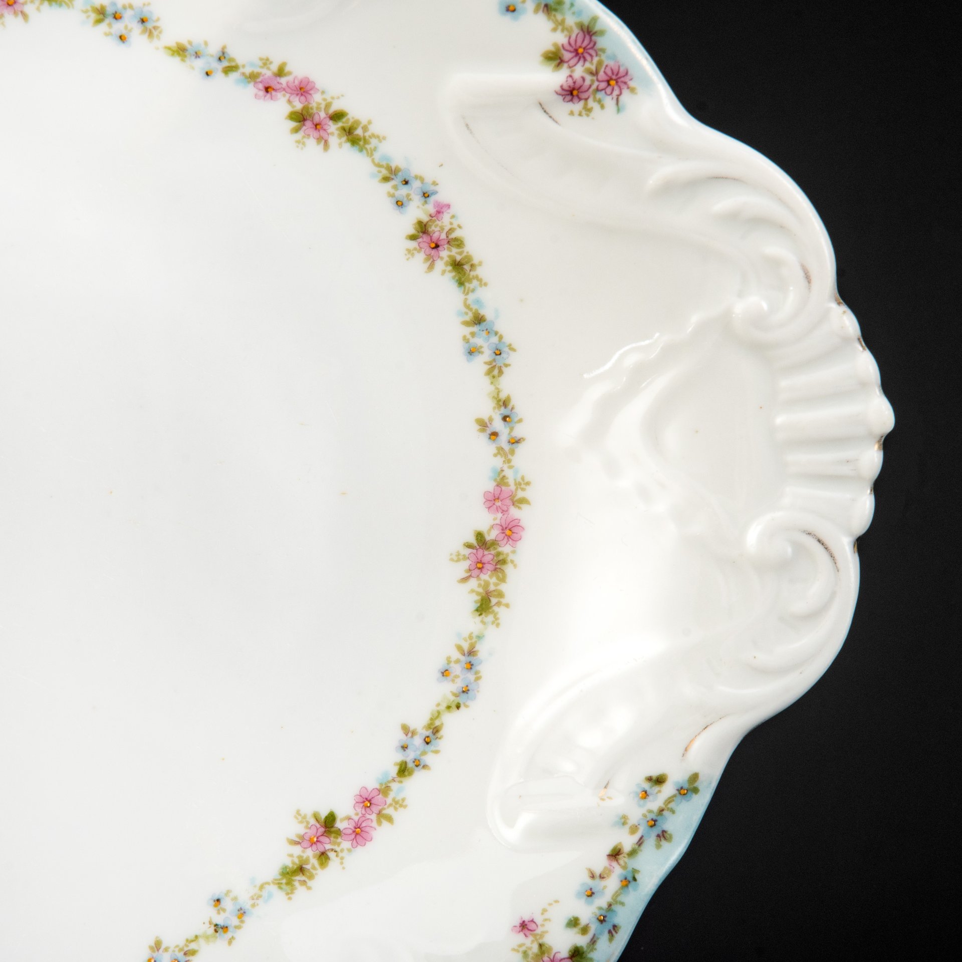 Блюдо овальной формы с нежным цветочным декором, фарфор, деколь, золочение, Российская империя, 1890-1915 гг.