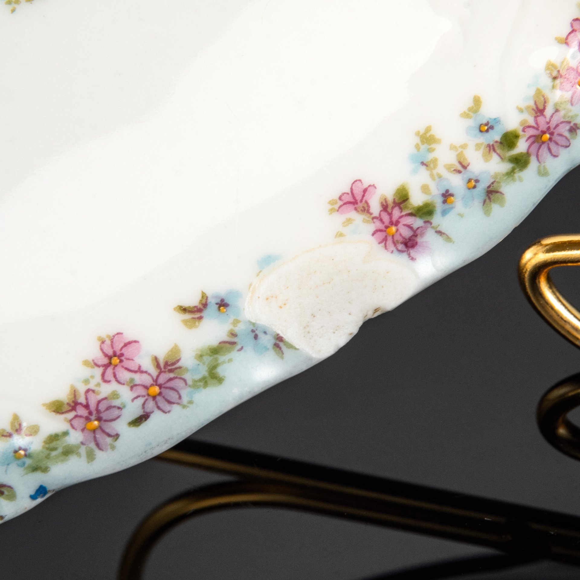 Блюдо овальной формы с нежным цветочным декором, фарфор, деколь, золочение, Российская империя, 1890-1915 гг.