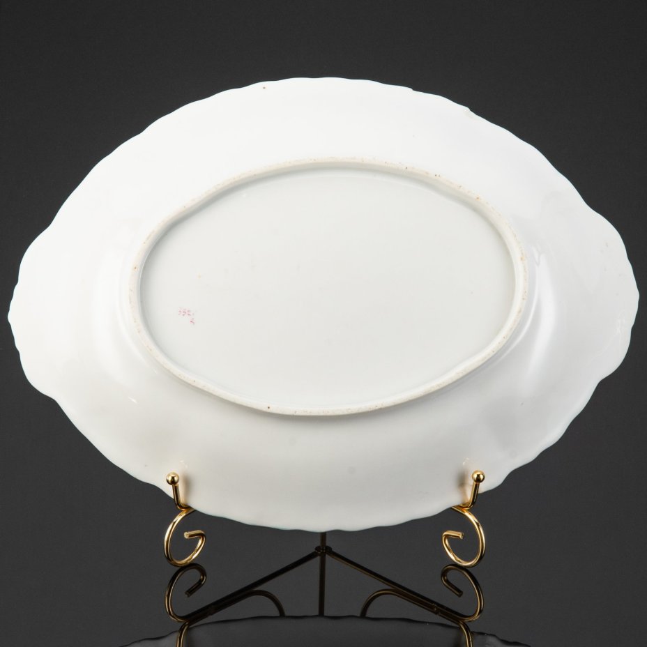 Блюдо овальной формы с нежным цветочным декором