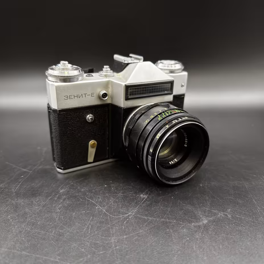 Фотоаппарат не рабочий "Зенит-Е" с объективом "Гелиос-44-2" в кофре, Белорусское оптико-механическое объединение (БелОМО)