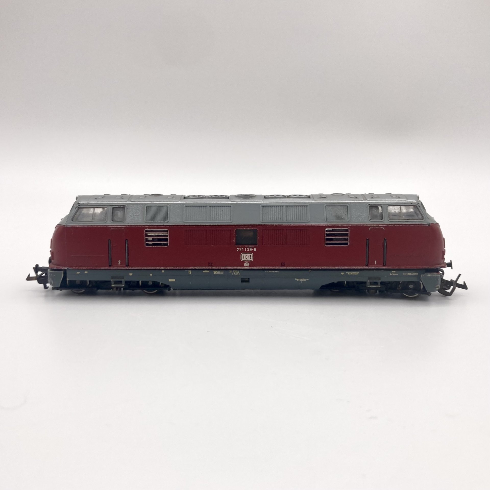 Модель железнодорожного локомотива BR221, Zeuke