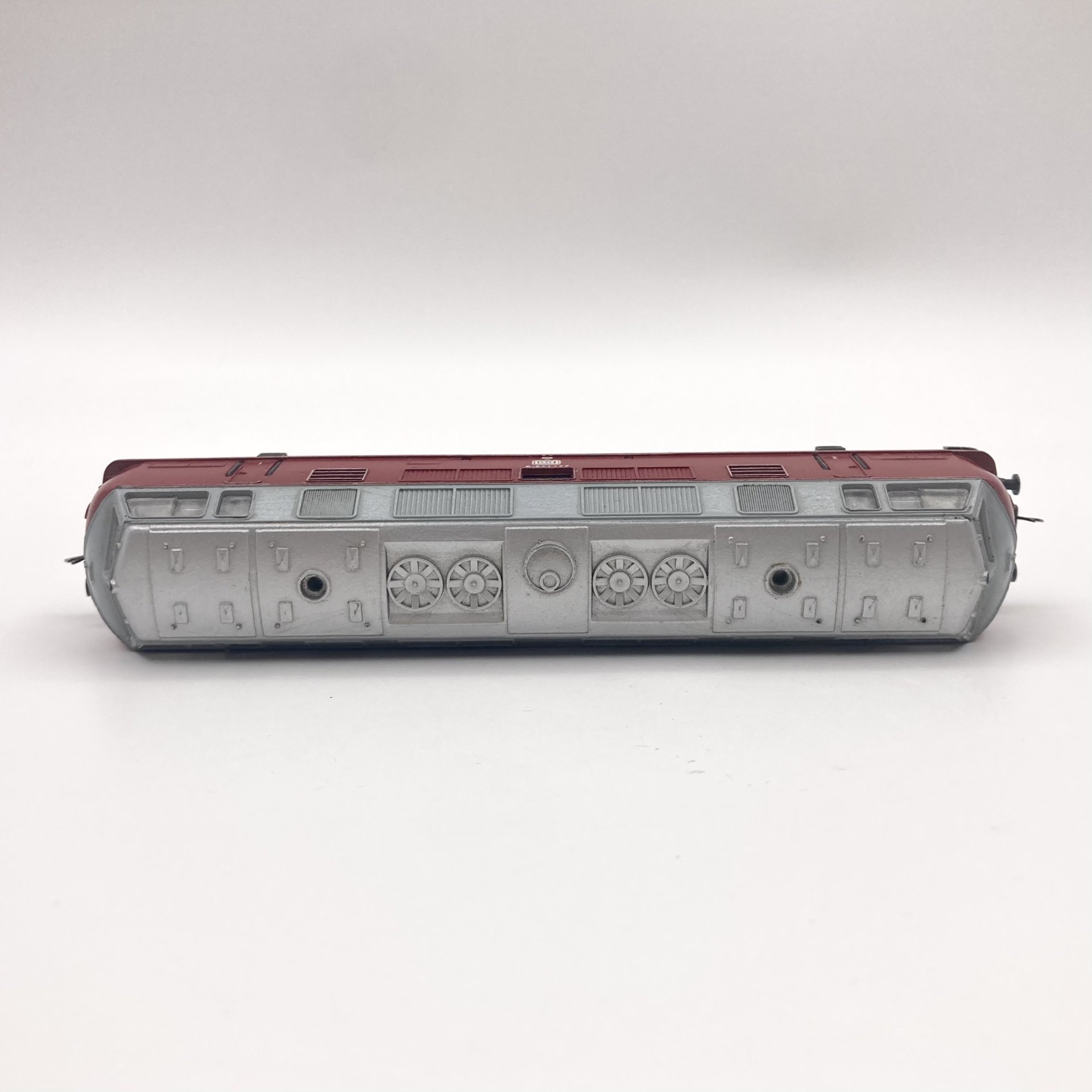 Модель железнодорожного локомотива BR221, Zeuke