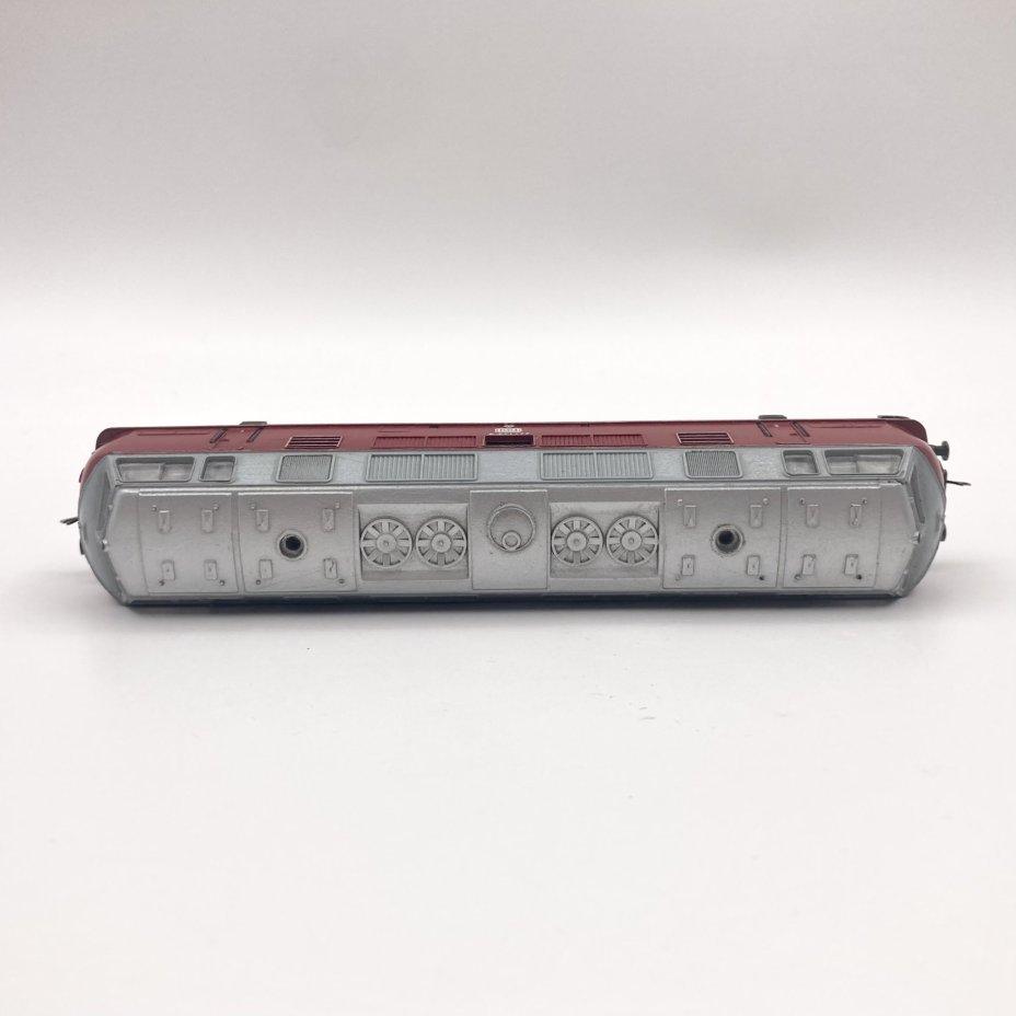Модель железнодорожного локомотива BR221, Zeuke