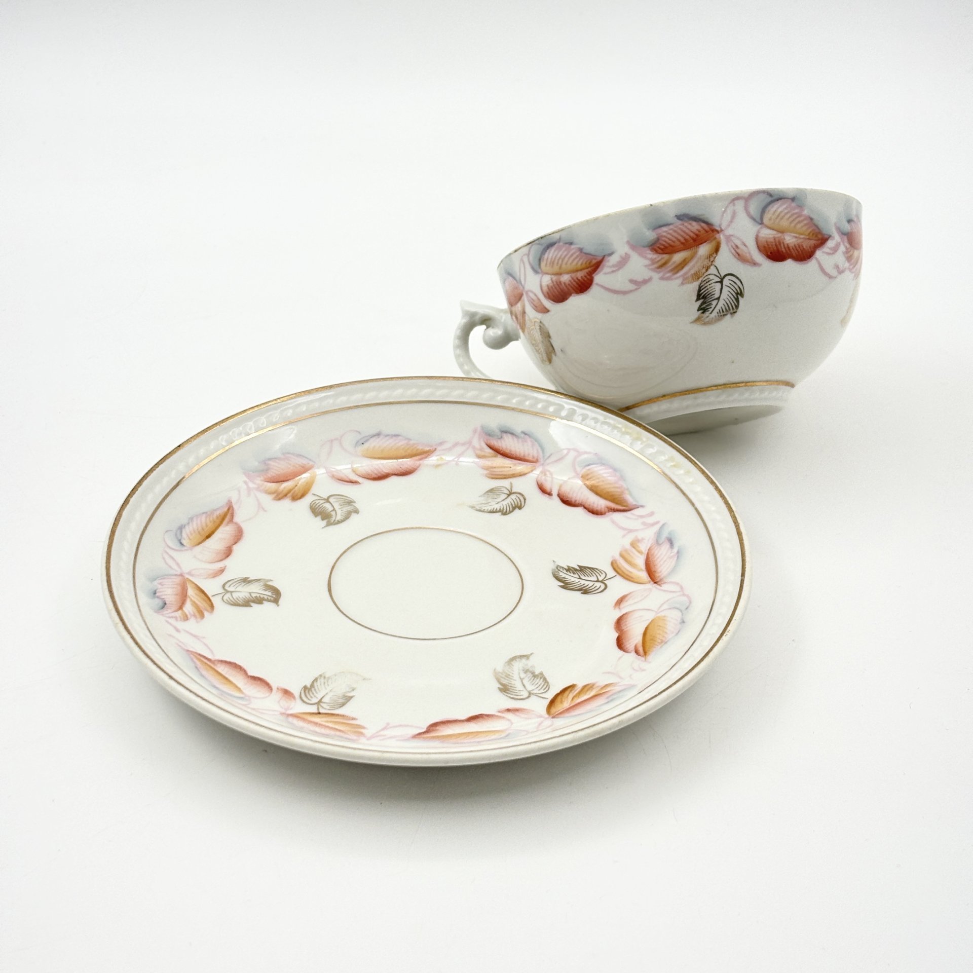 Пара чайная с декором в виде осенних листьев, фарфор, роспись, золочение, Рижский фарфорово-фаянсовый завод, СССР, 1953-1962 гг.