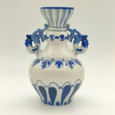 Ваза с фигурными ручками и расписным декором, фарфор, роспись, Объединение «Гжель», СССР, 1972-1985 гг.