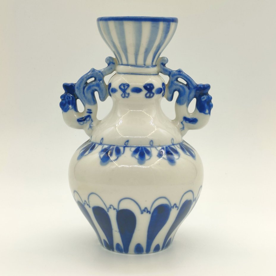 Ваза с фигурными ручками и расписным декором, фарфор, роспись, Объединение «Гжель», СССР, 1972-1985 гг.