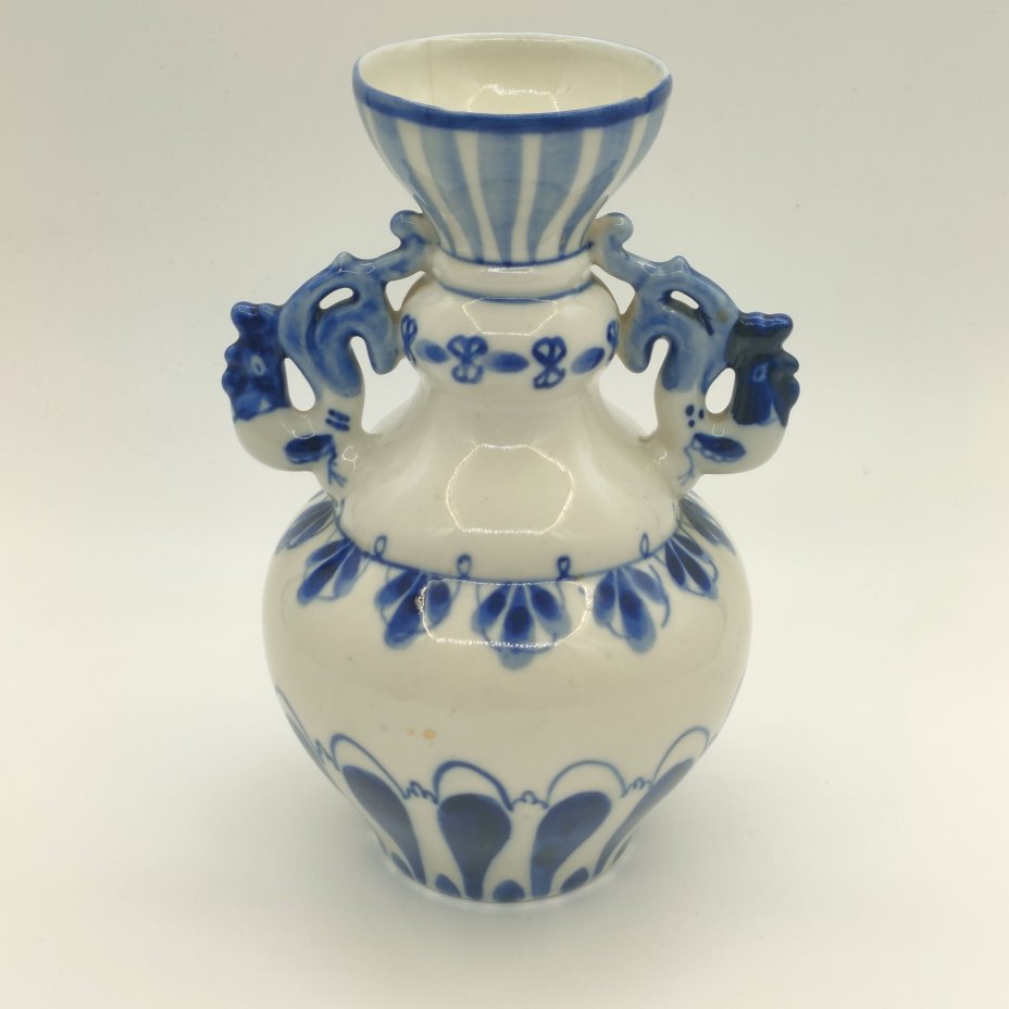 Ваза с фигурными ручками и расписным декором, фарфор, роспись, Объединение «Гжель», СССР, 1972-1985 гг.