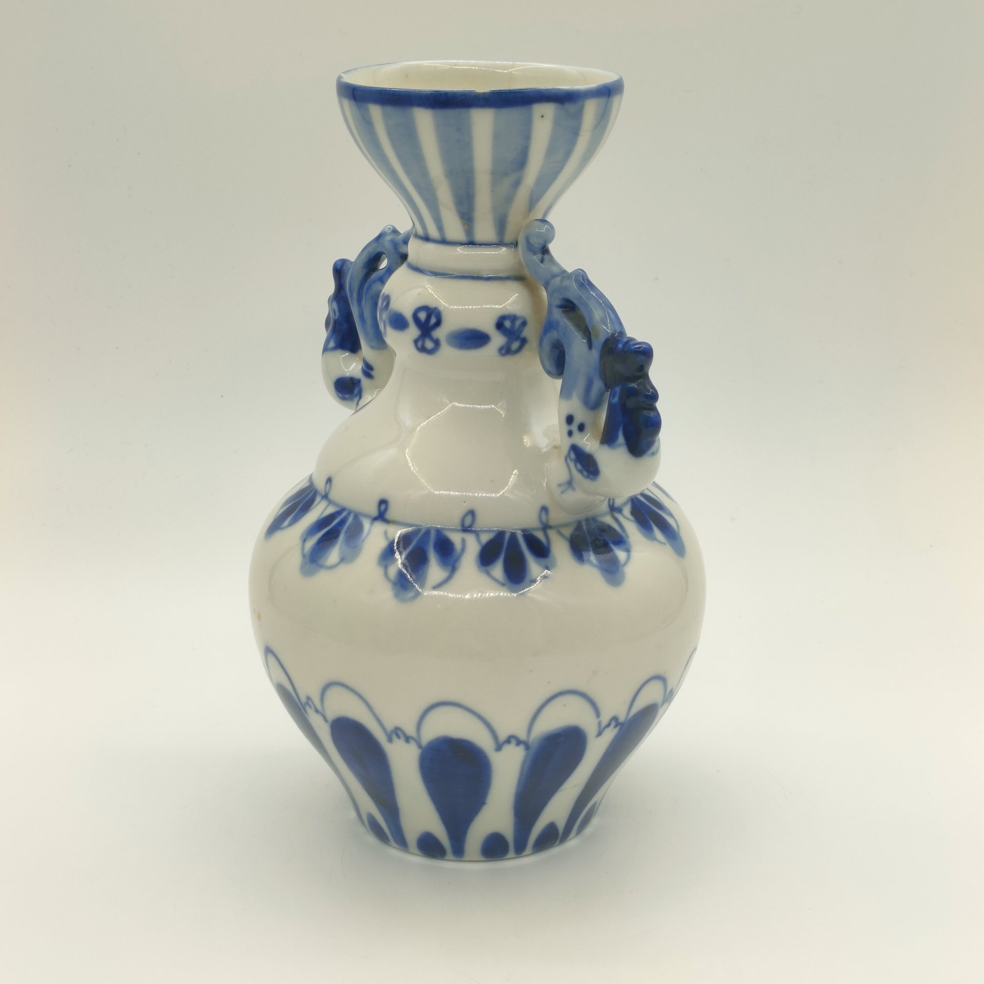 Ваза с фигурными ручками и расписным декором, фарфор, роспись, Объединение «Гжель», СССР, 1972-1985 гг.