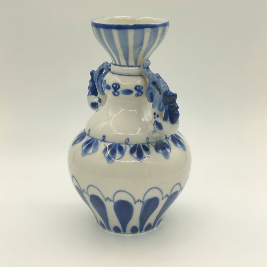 Ваза с фигурными ручками и расписным декором, фарфор, роспись, Объединение «Гжель», СССР, 1972-1985 гг.