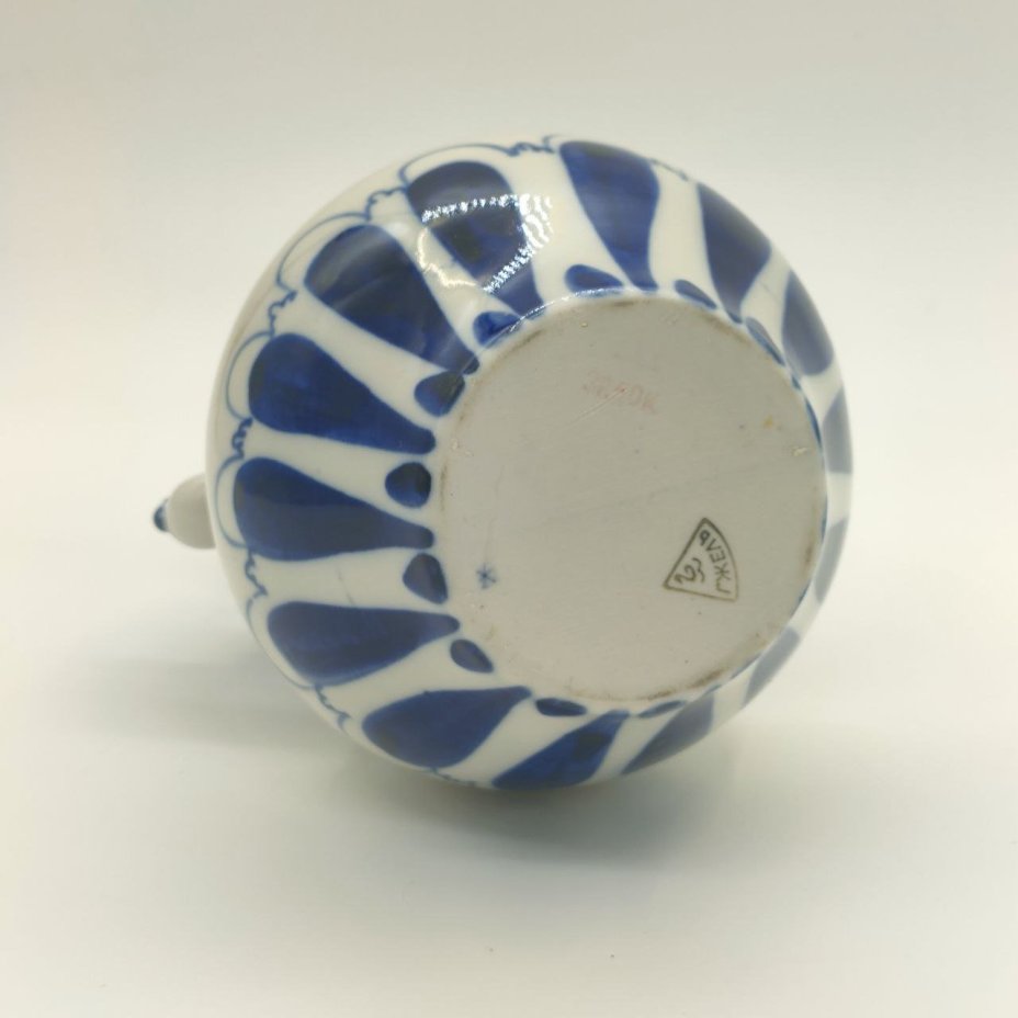 Ваза с фигурными ручками и расписным декором, фарфор, роспись, Объединение «Гжель», СССР, 1972-1985 гг.