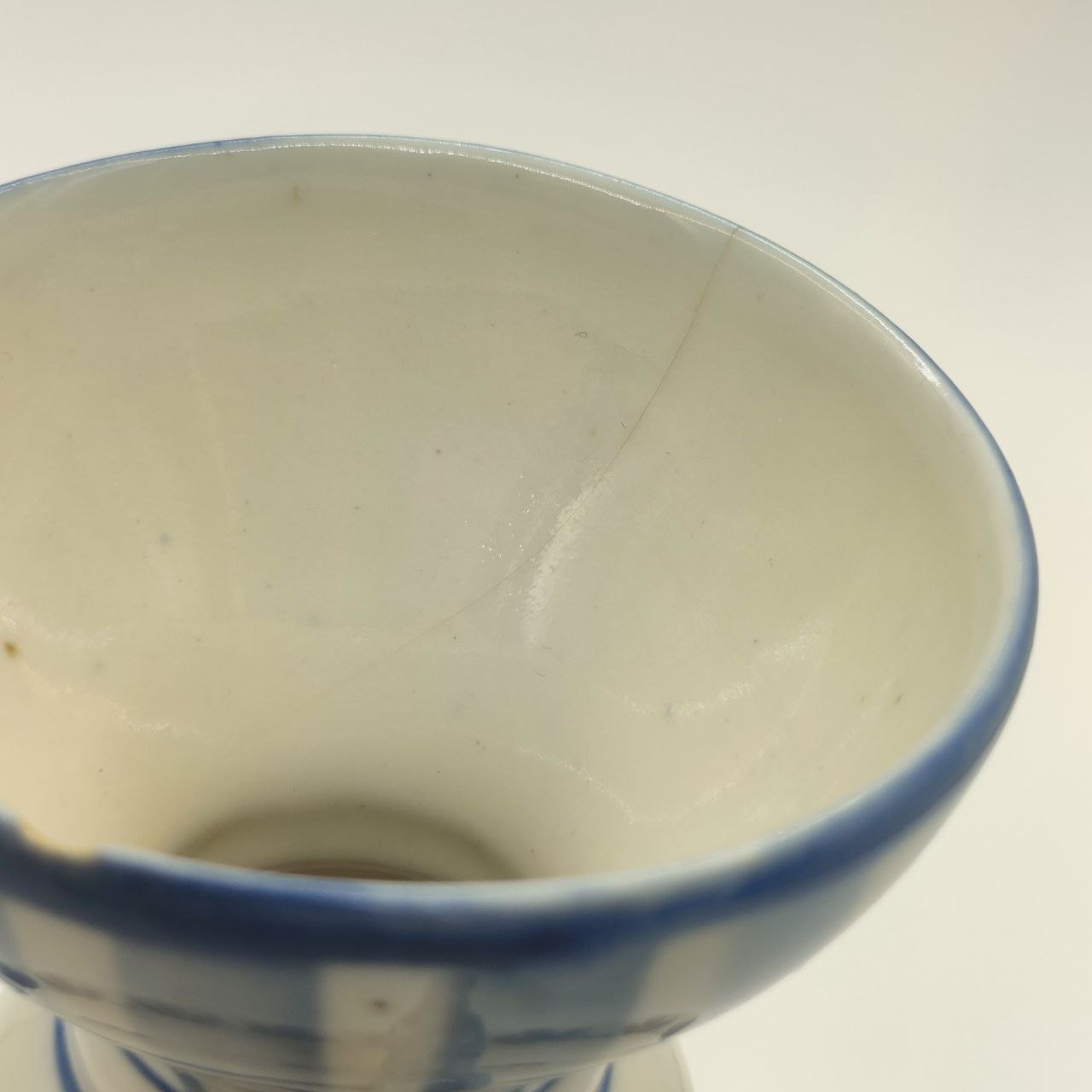 Ваза с фигурными ручками и расписным декором, фарфор, роспись, Объединение «Гжель», СССР, 1972-1985 гг.