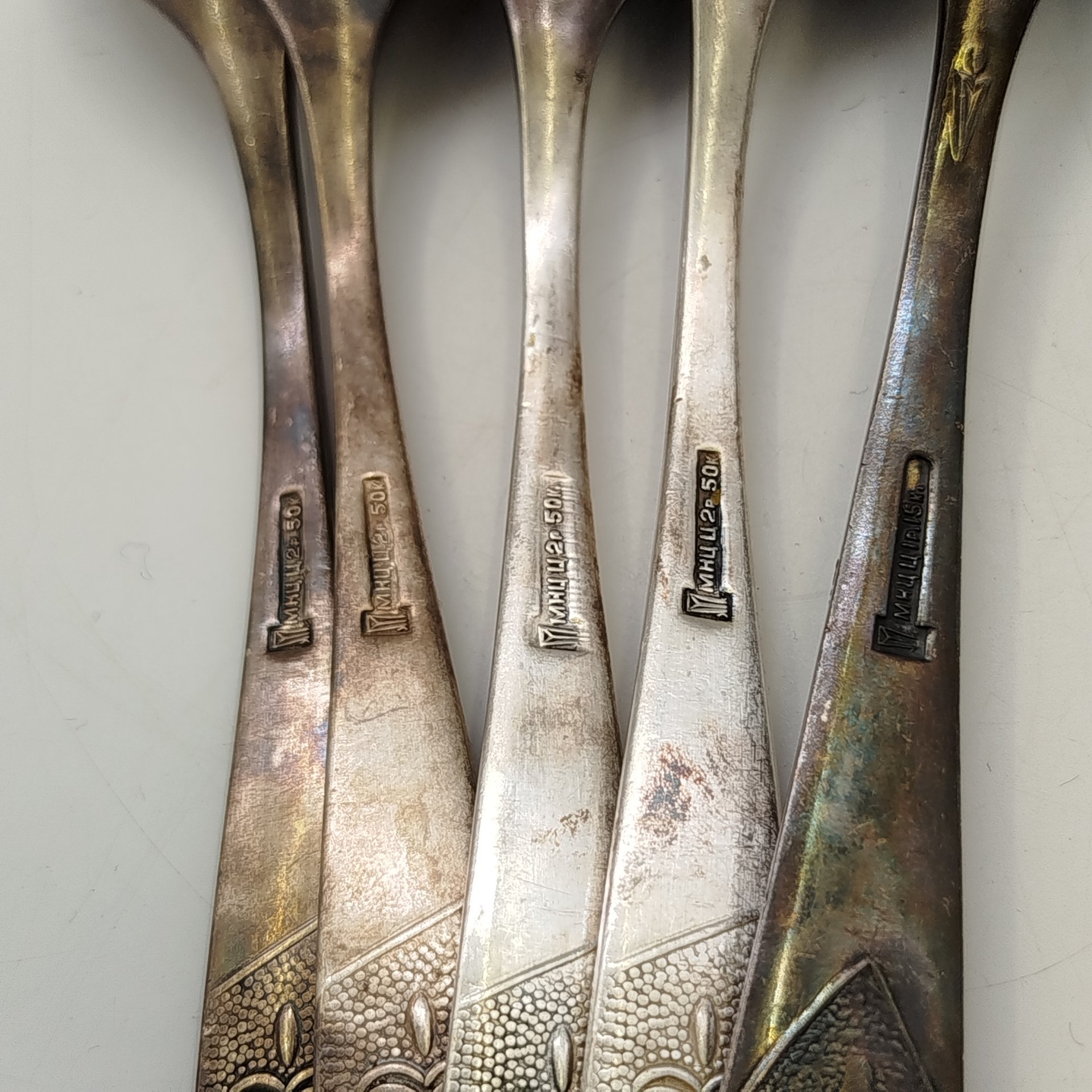 Набор из 5-ти столовых ложек, украшенных растительным декором, мНЦ (медь-никель-цинк), Завод «Кристалл», г. Орджоникидзе, СССР, 1974-1990 гг.