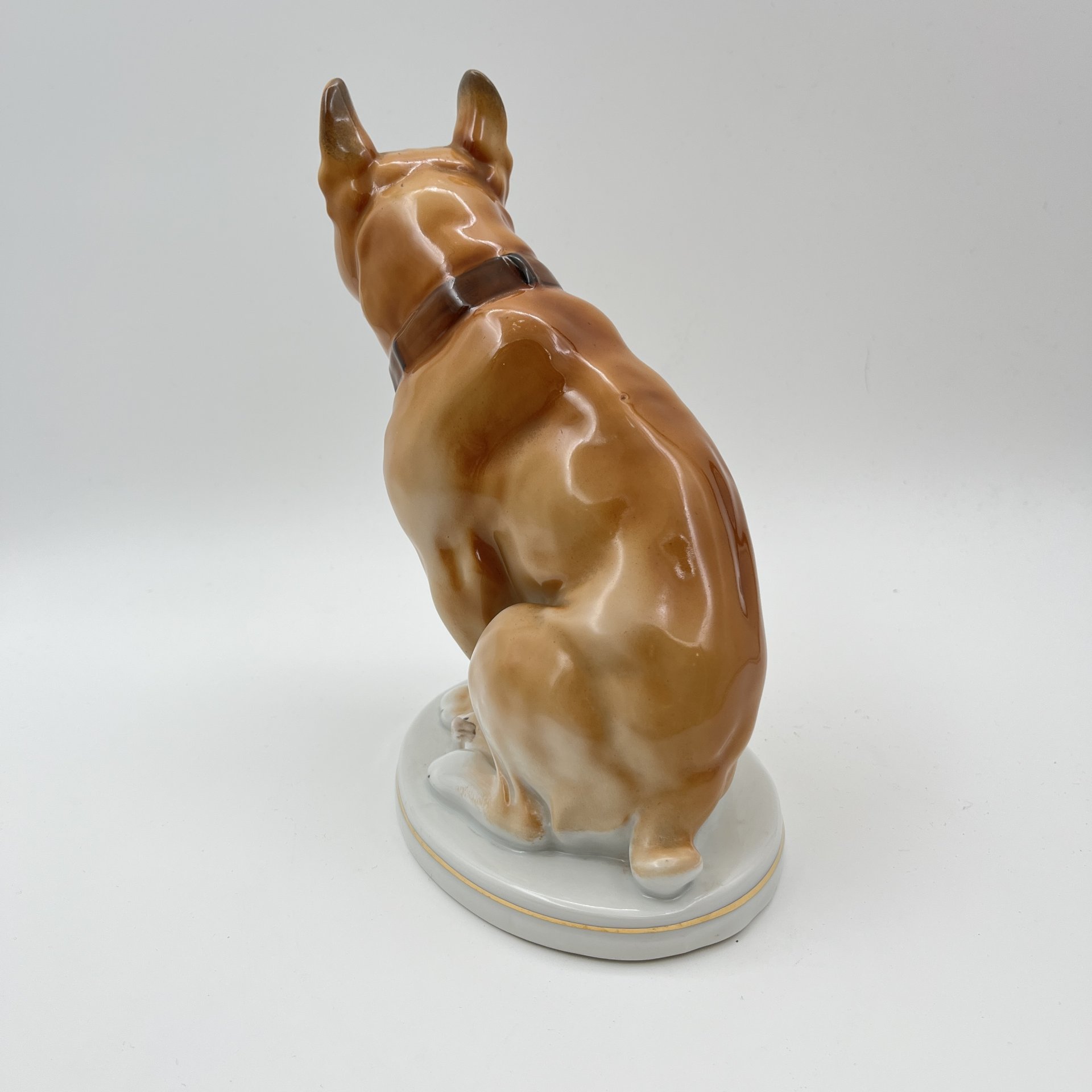 Статуэтка "Боксер", скульптор В.С. Драчинская, фарфор, роспись, аэрограф, золочение, Ленинградский фарфоровый завод (ЛФЗ), СССР, 1960-1970 гг.