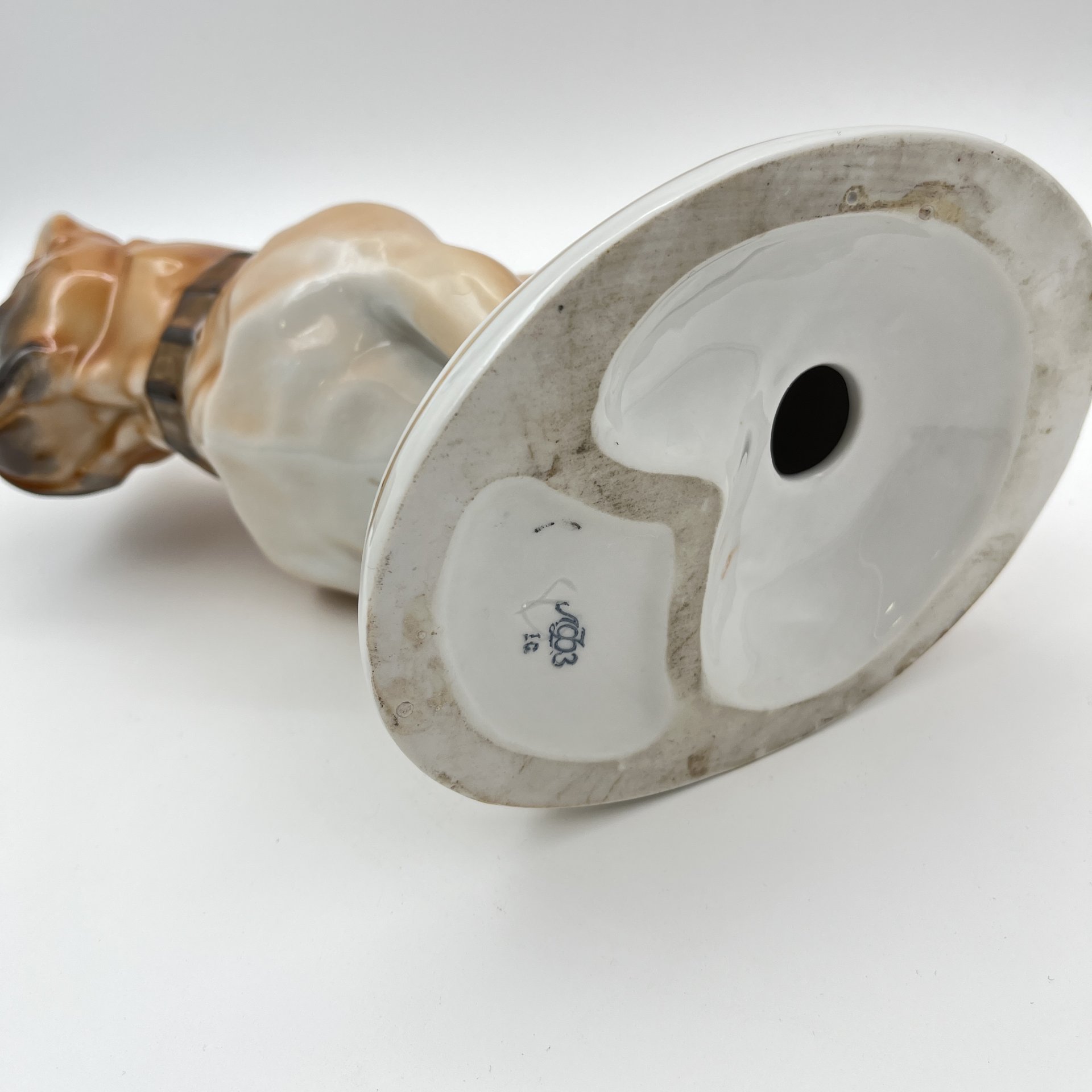 Статуэтка "Боксер", скульптор В.С. Драчинская, фарфор, роспись, аэрограф, золочение, Ленинградский фарфоровый завод (ЛФЗ), СССР, 1960-1970 гг.