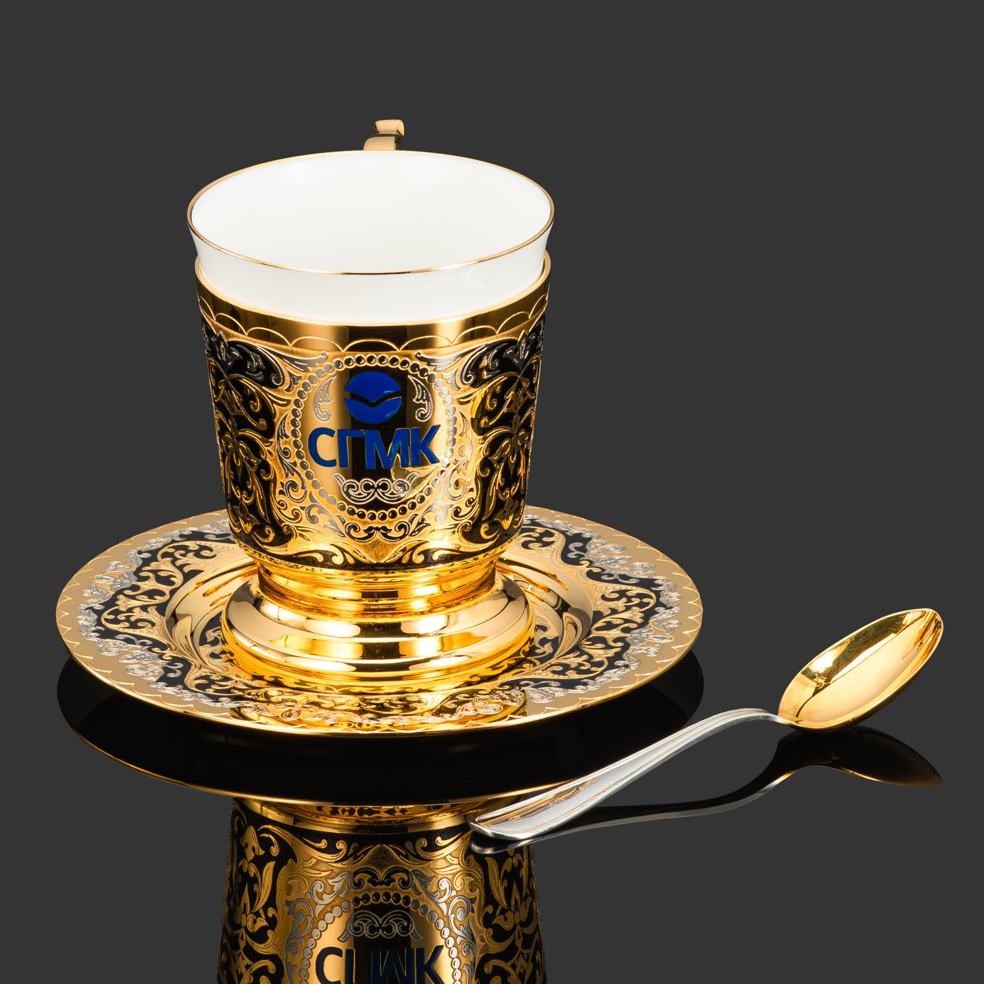 Чайная пара "Металлургия", латунь, золочение, никелирование, чернение; фарфор, сталь; в подарочном коробе из дерева с бархатным ложементом, Российская Федерация, 2025 г.