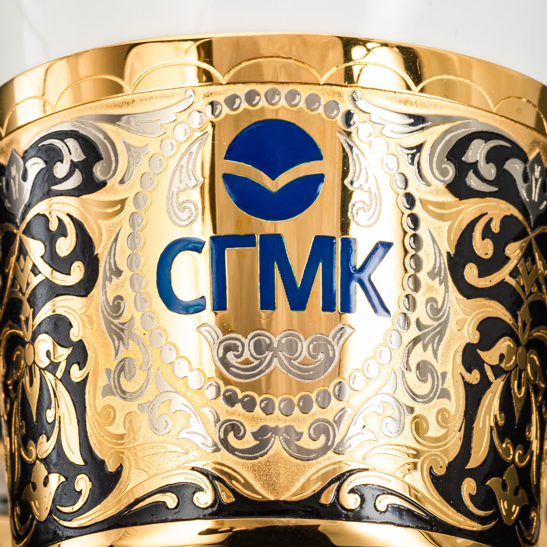 Чайная пара "Металлургия", латунь, золочение, никелирование, чернение; фарфор, сталь; в подарочном коробе из дерева с бархатным ложементом, Российская Федерация, 2025 г.