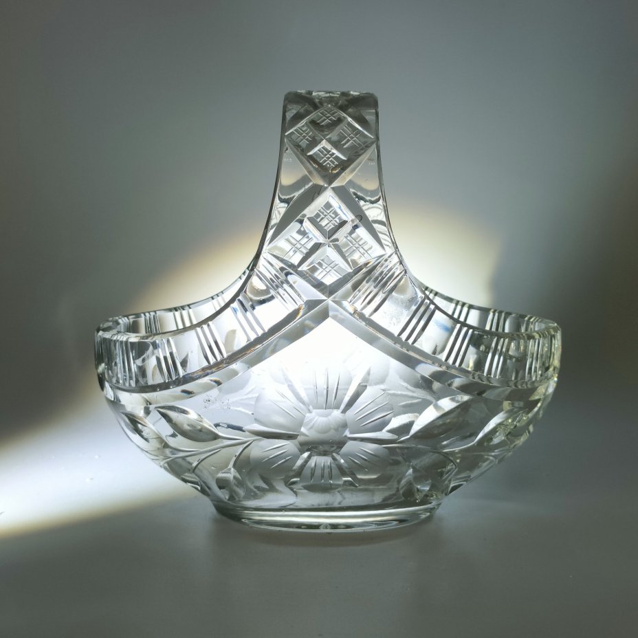 Ваза в форме корзины, украшенная цветочным декором, хрусталь, алмазная грань, матирование, Европа, 1970-1990 гг.