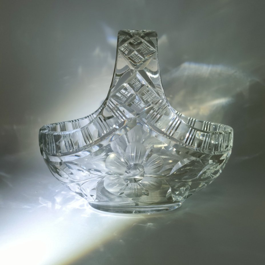 Ваза в форме корзины, украшенная цветочным декором