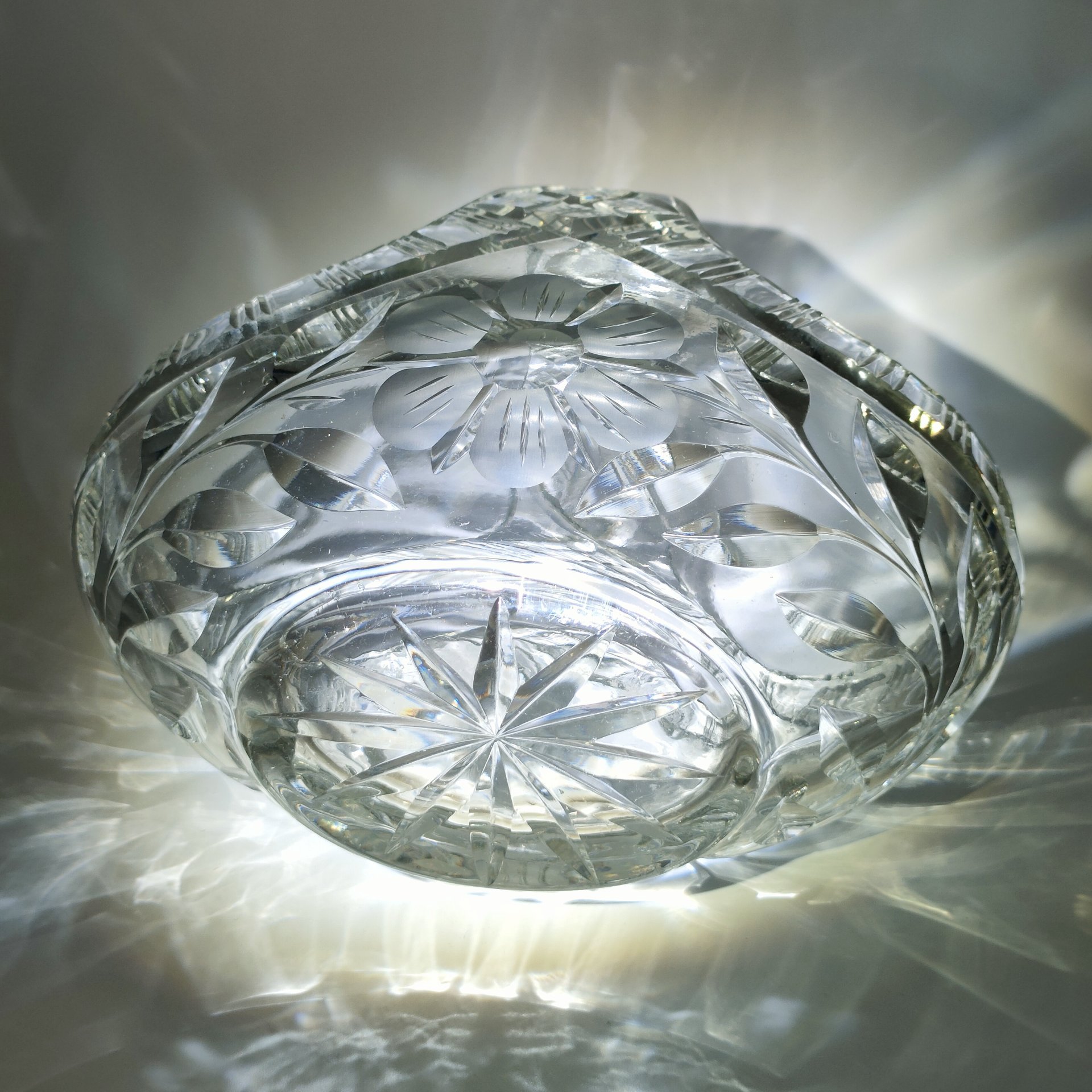 Ваза в форме корзины, украшенная цветочным декором, хрусталь, алмазная грань, матирование, Европа, 1970-1990 гг.