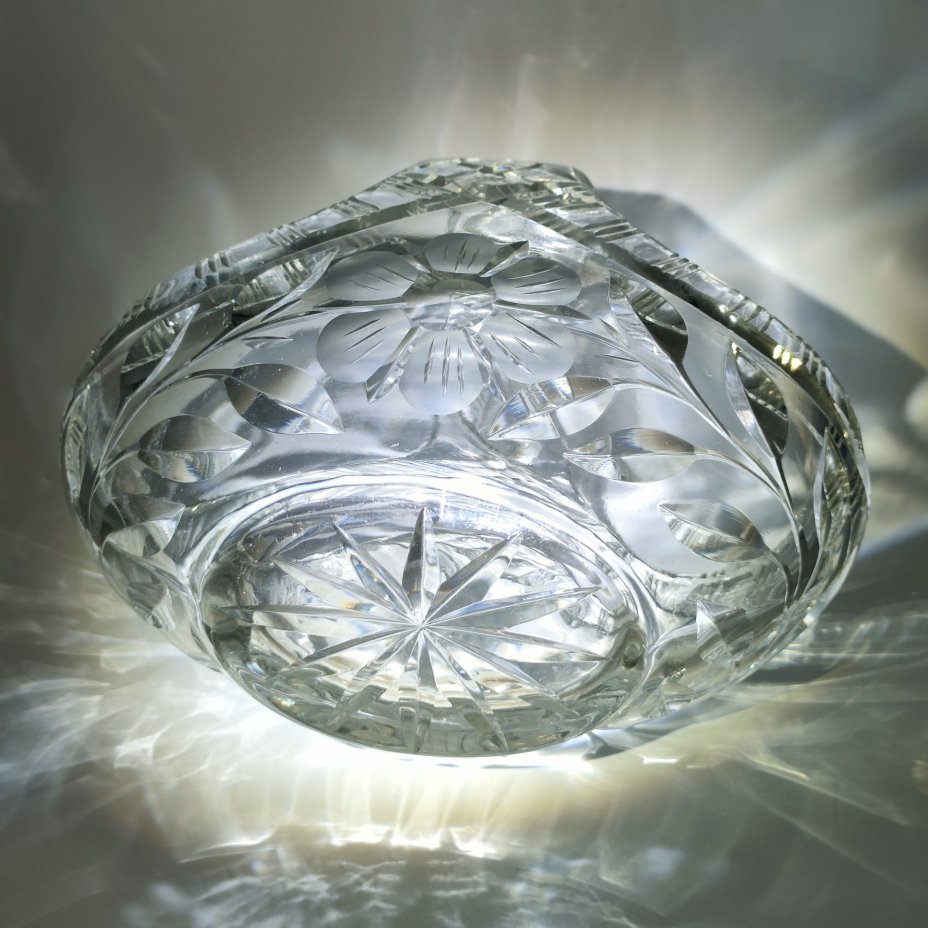 Ваза в форме корзины, украшенная цветочным декором