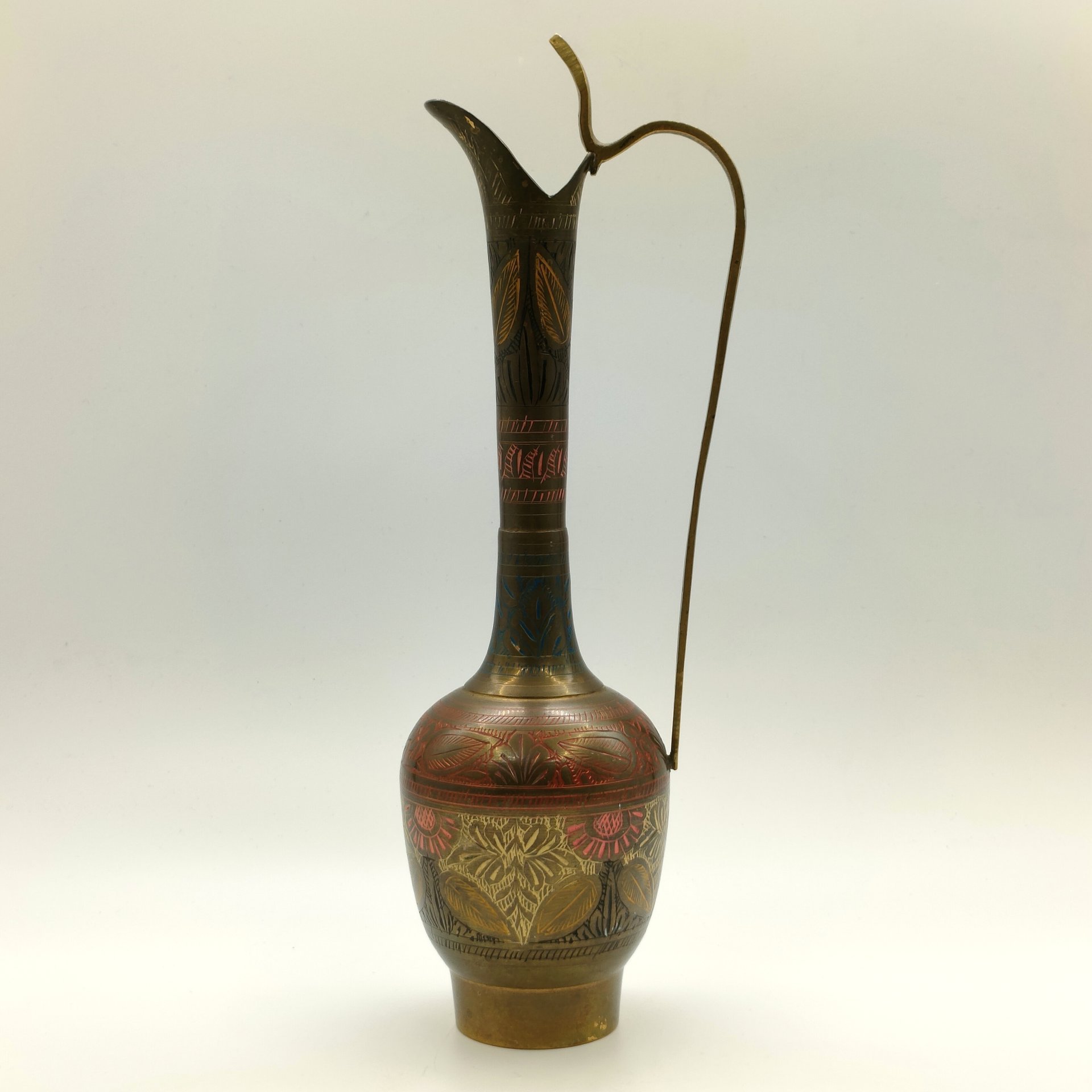 Кувшин, декорированный растительным узором в восточном стиле, латунь, гравировка, роспись, Индия, 1970-1990 гг.